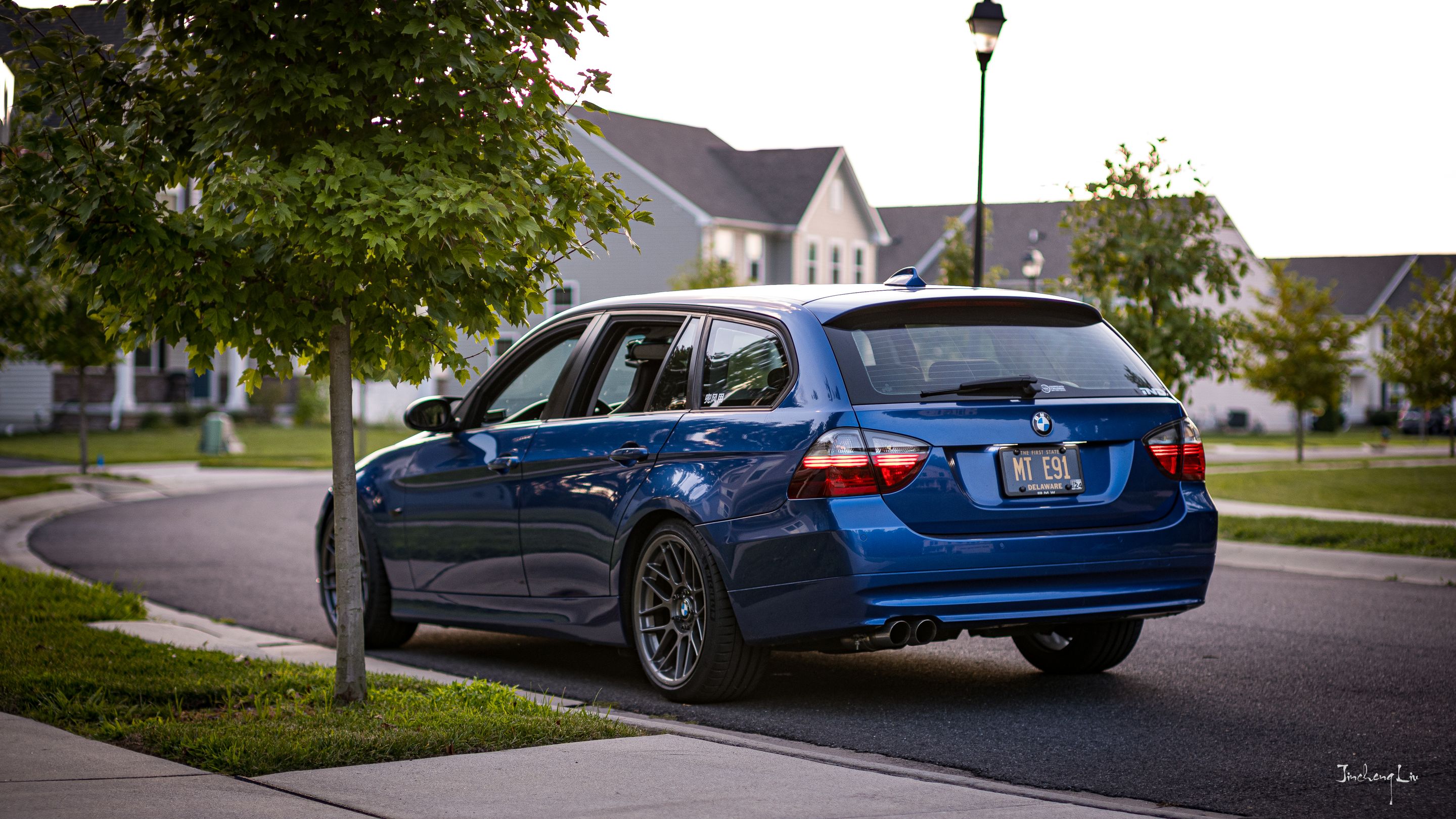 Blue BMW E91 Wagon 3 Series with 18" ARC-8 Apex wheels in Anthracite