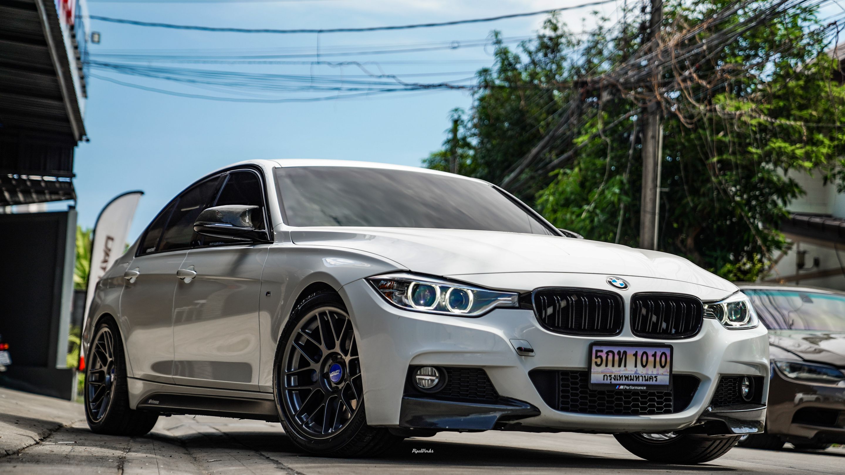 White BMW F30 Sedan 3 Series with 18" ARC-8 Apex wheels in Anthracite