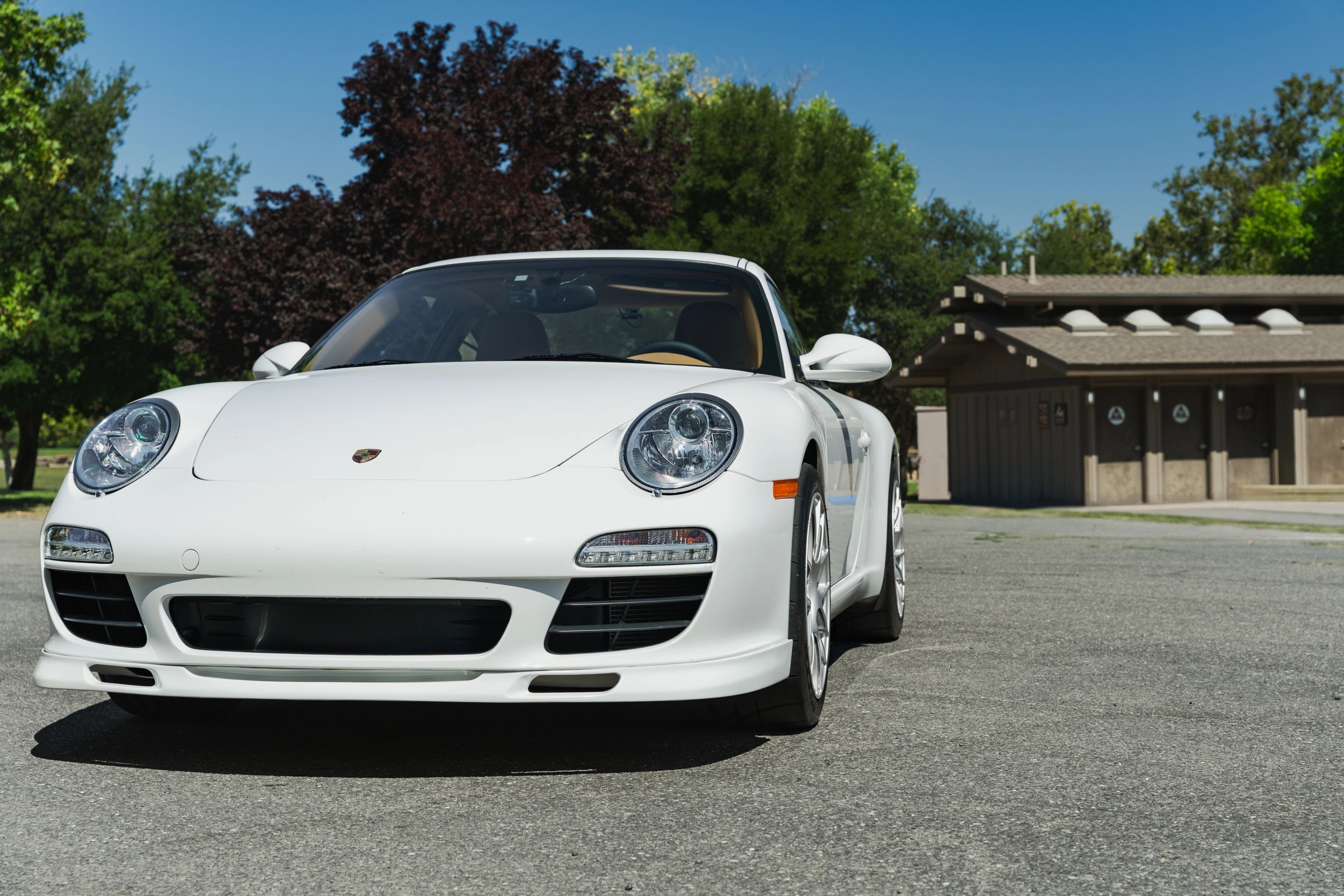 White Porsche 911 997 Carrera with 18" EC-7RS Apex wheels in Race Silver