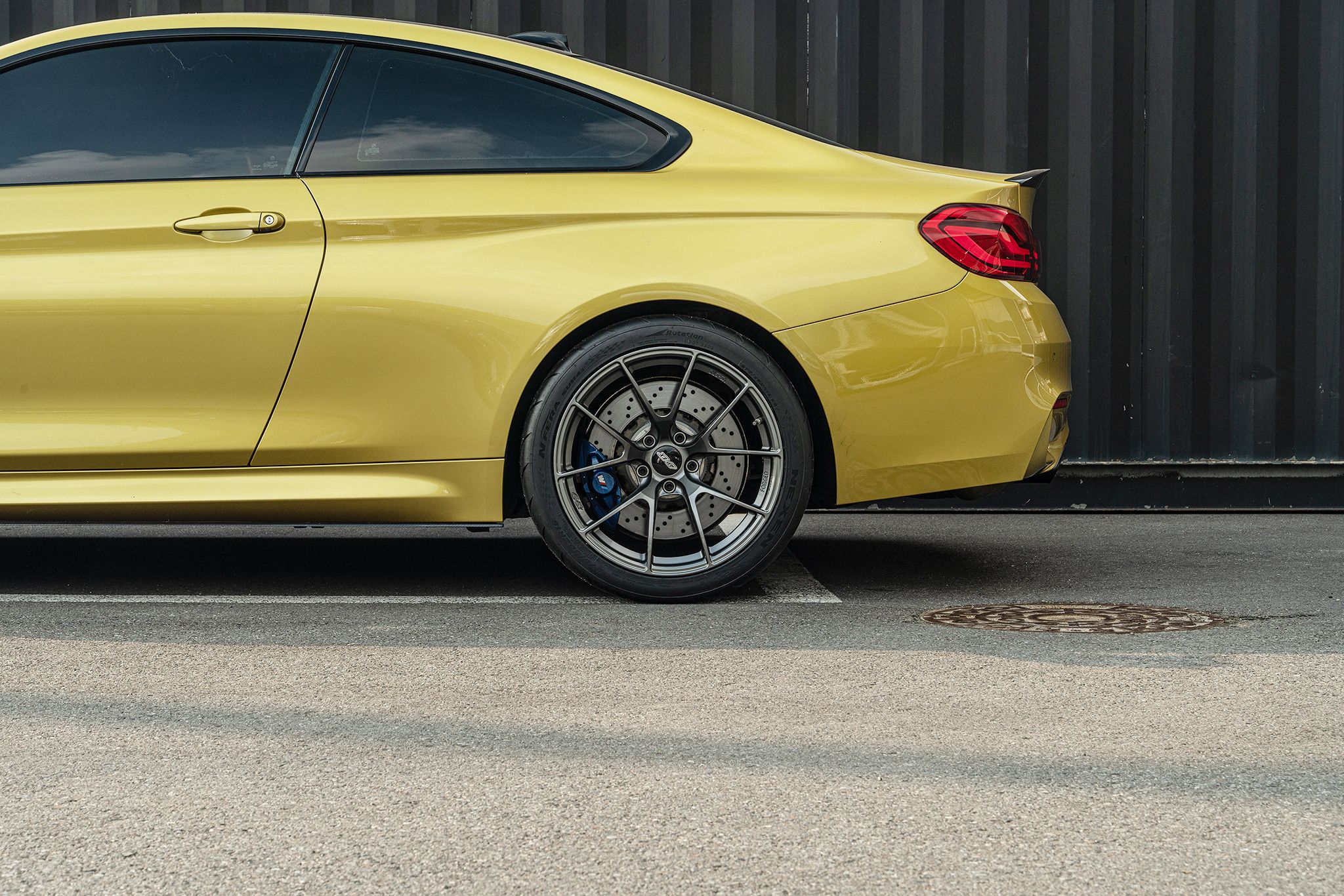 Yellow BMW F82 Coupe M4 with 19" VS-5RS Apex wheels in Anthracite
