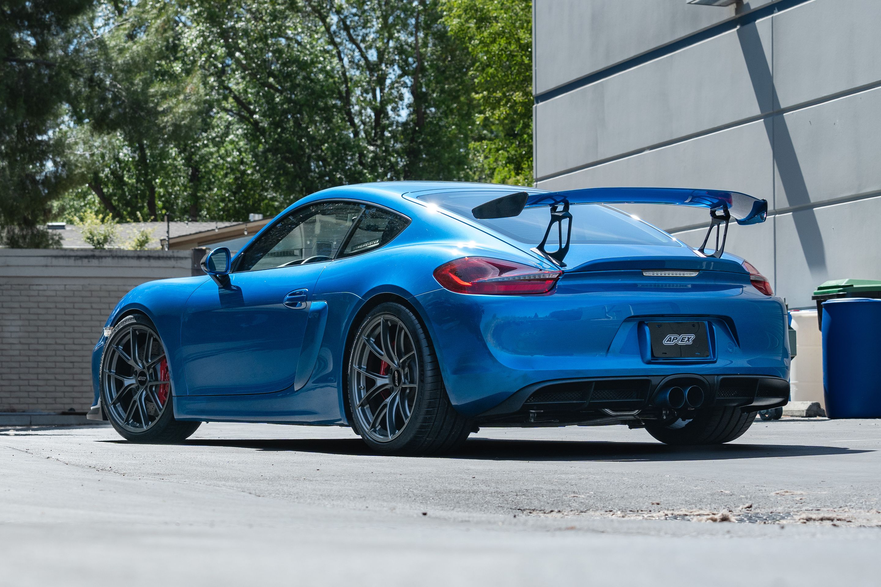 Blue Porsche 981 Cayman GT4 with 20" VS-5RS Apex wheels in Anthracite