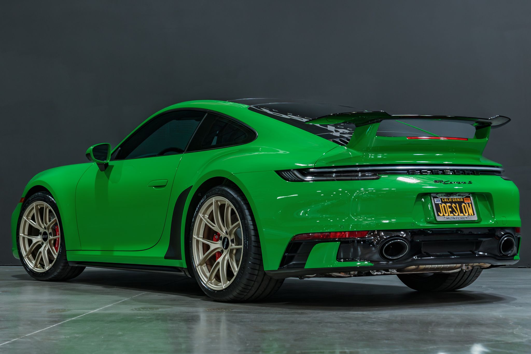 Green Porsche 911 992.1 Carrera S with 19"/20" VS-5RS Apex wheels in Motorsport Gold