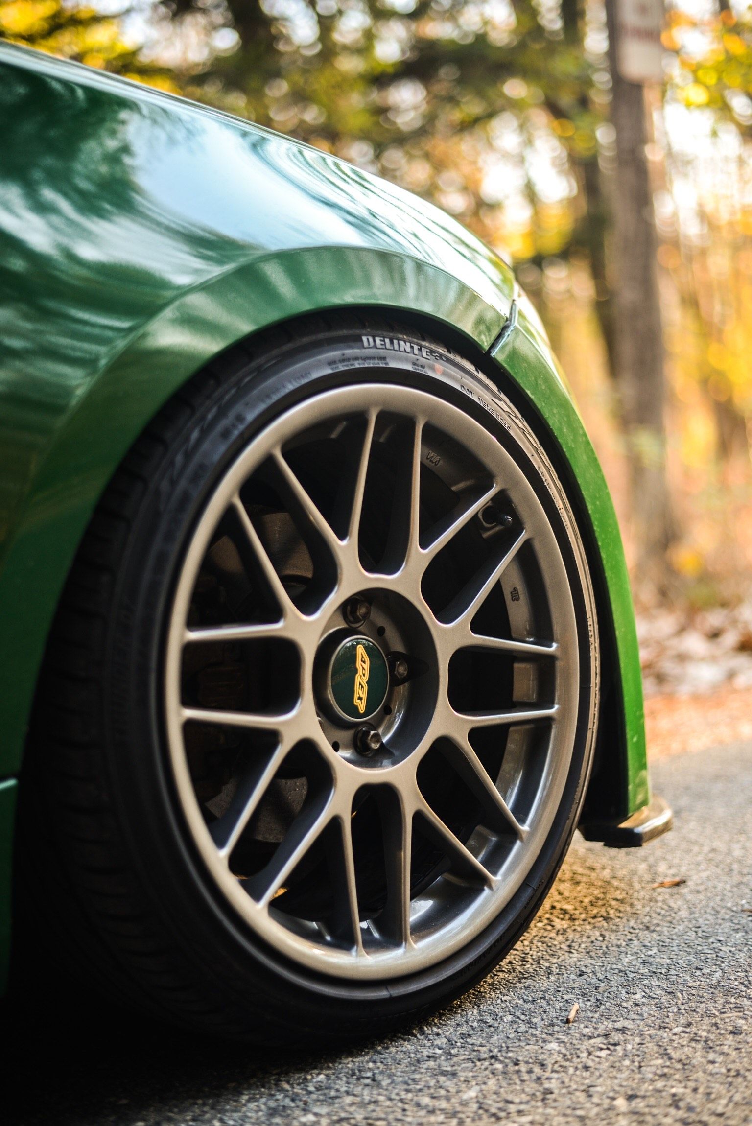 Green BMW E82 Coupe 1 Series with 18" ARC-8 Apex wheels in Anthracite