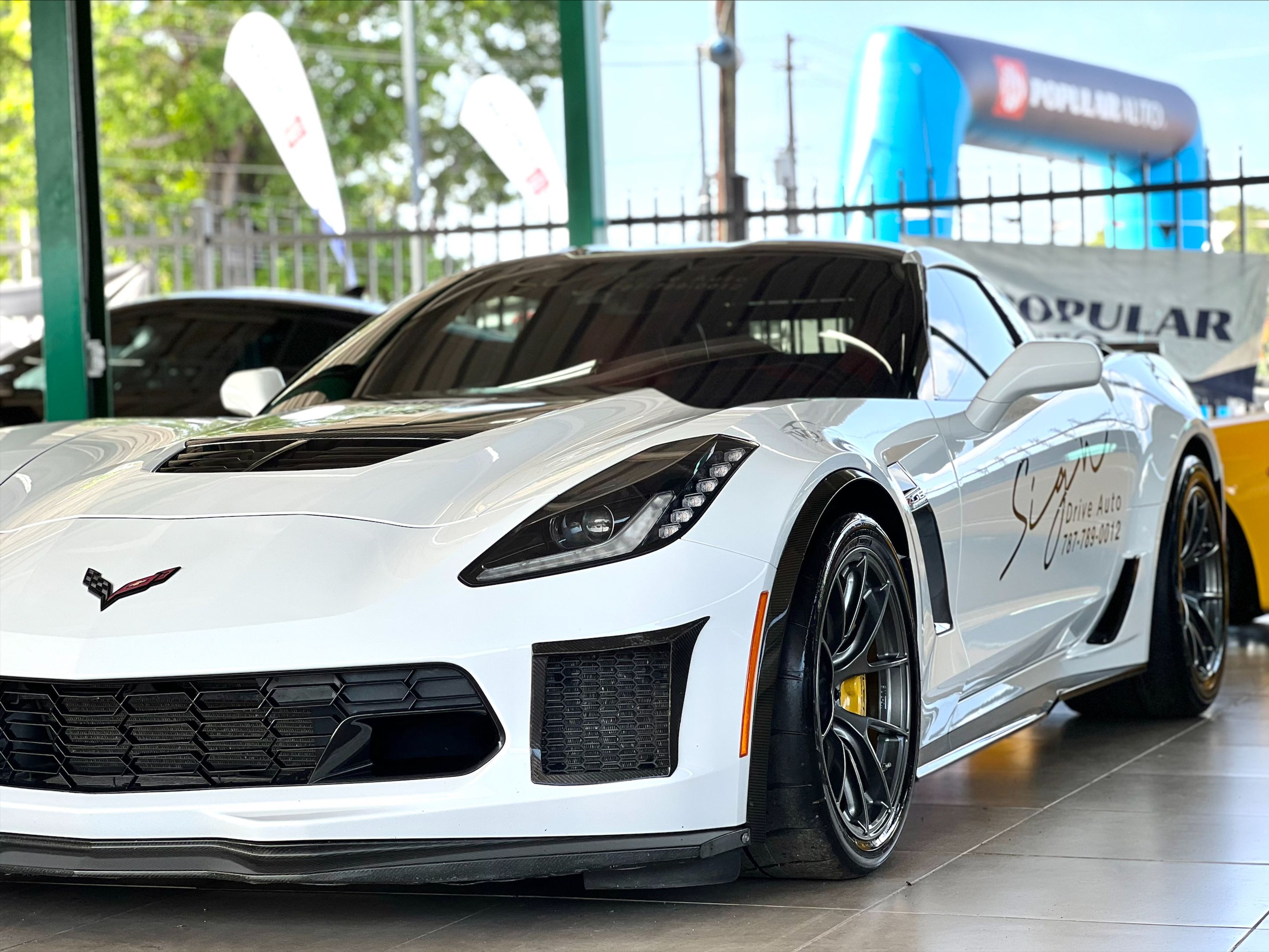 White Chevrolet C7 Corvette Z06 with 18" VS-5RS Apex wheels in Anthracite
