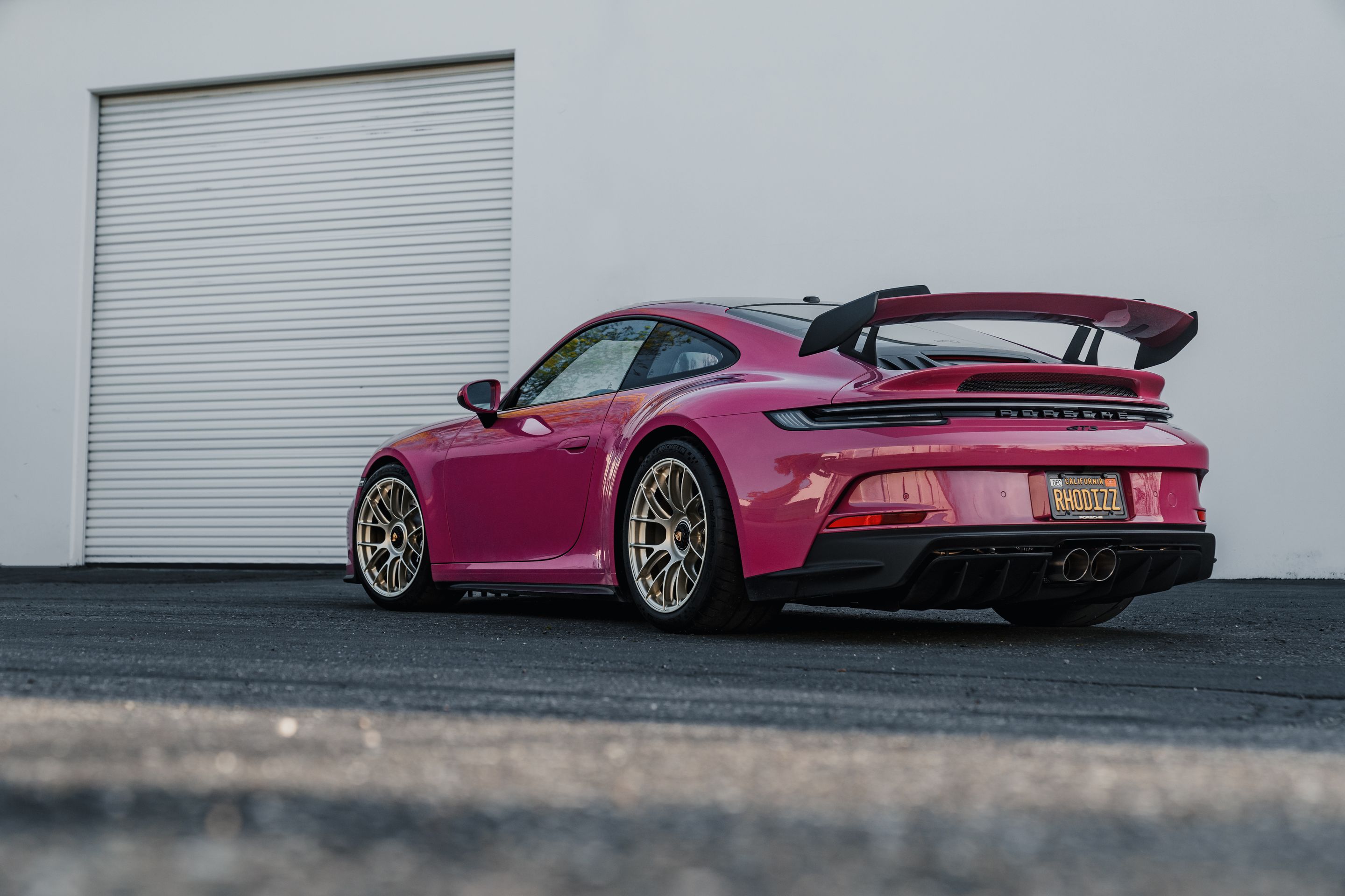 Pink Porsche 911 992.1 GT3 with 19" EC-7RS Apex wheels in Motorsport Gold