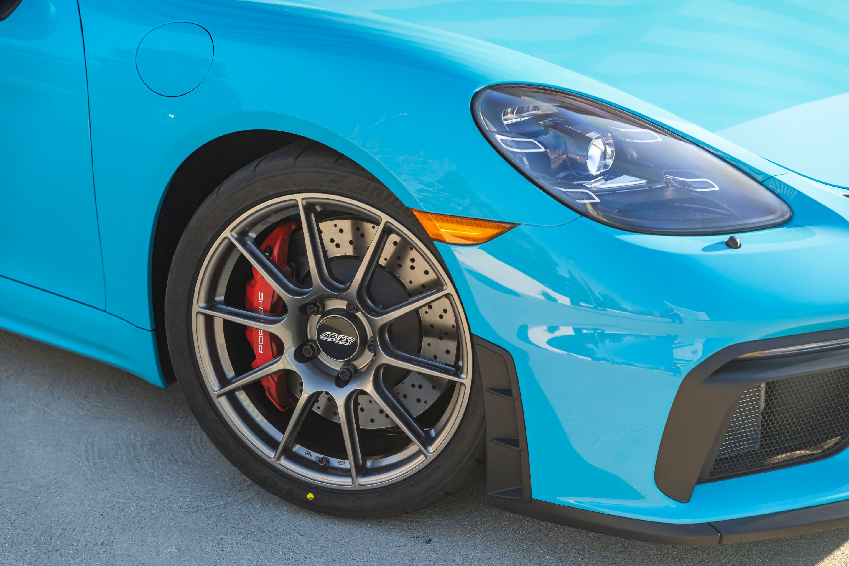 Blue Porsche 718 Cayman GT4 with 19" SM-10 Apex wheels in Anthracite