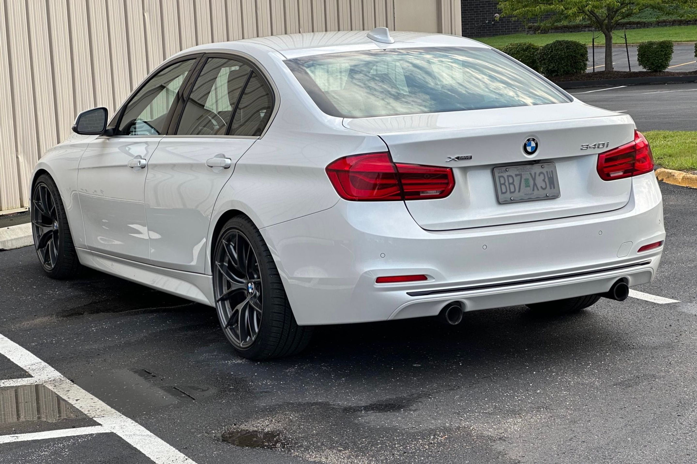 White BMW F30 Sedan 3 Series with 19" VS-5RS Apex wheels in Anthracite