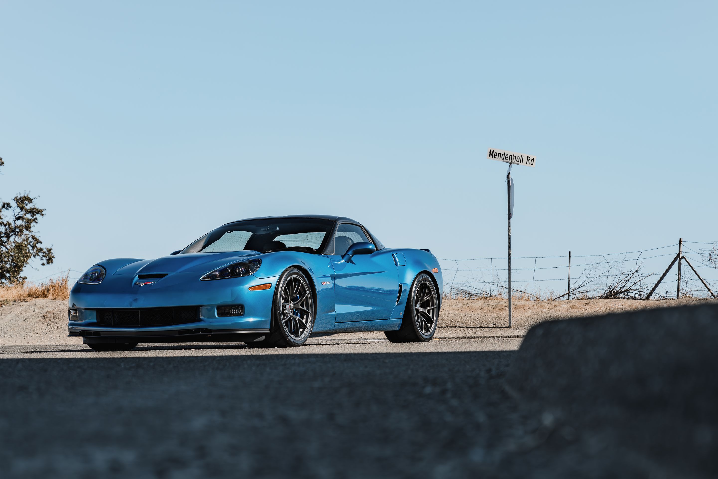 Blue Chevrolet C6 Corvette Z06 with 19" VS-5RS Apex wheels in Anthracite