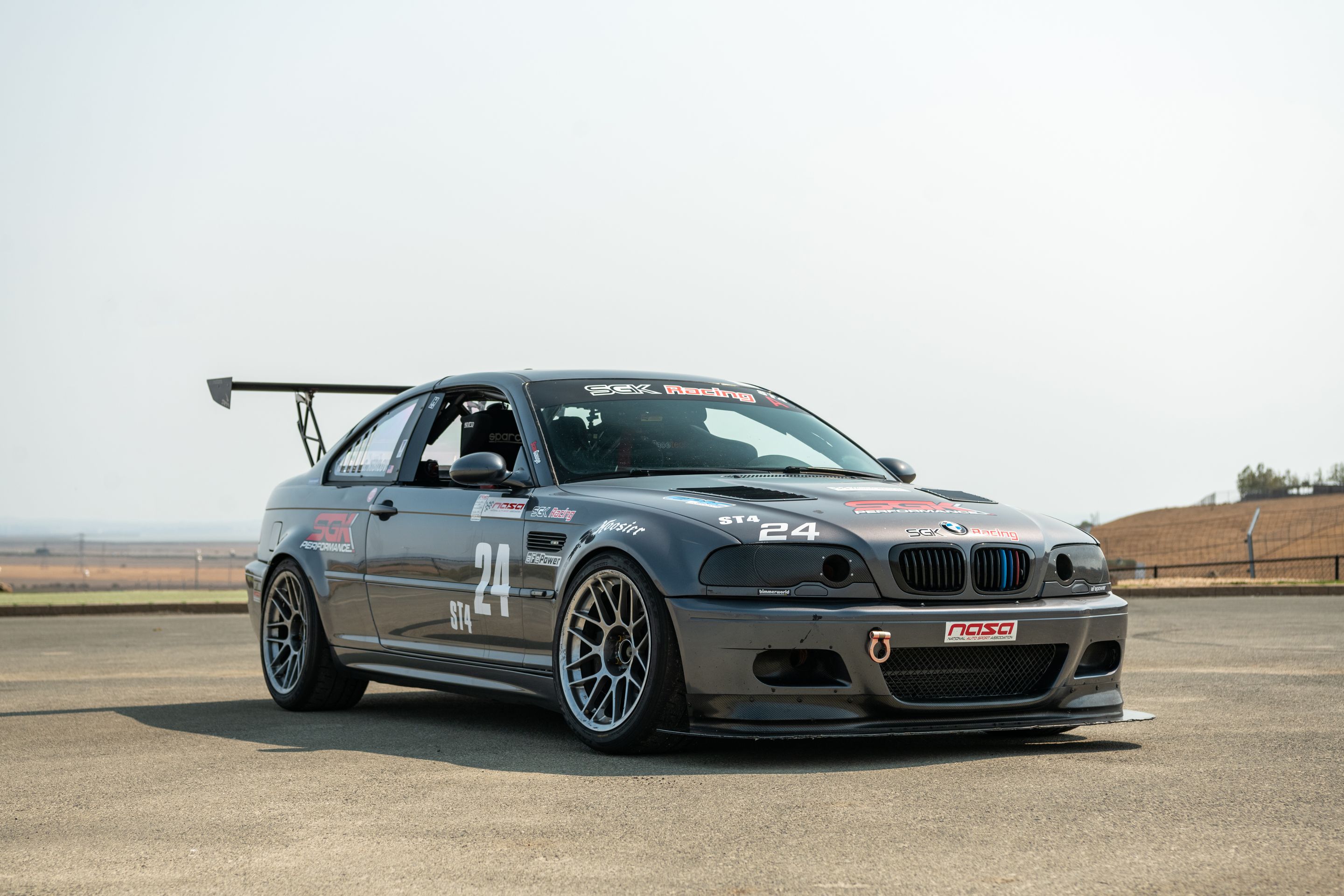 Race Livery BMW E46 M3 with 18" ARC-8 Apex wheels in Hyper Silver