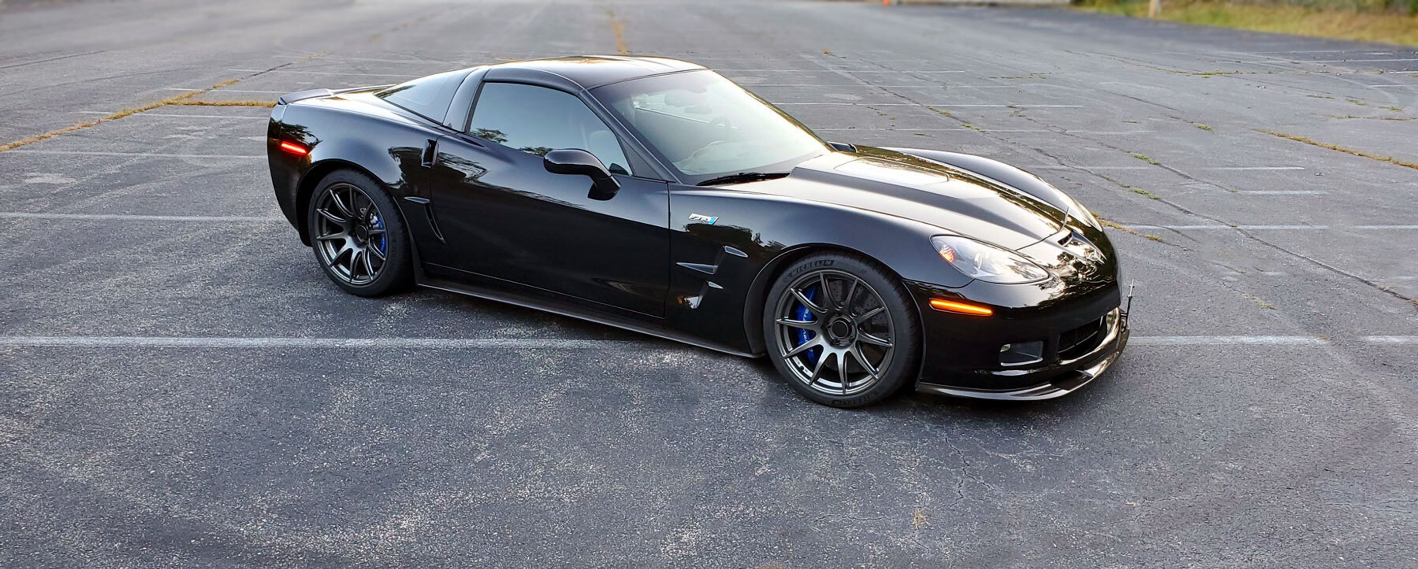 Black Chevrolet C6 Corvette ZR-1 with 19" SM-10 Apex wheels in Anthracite