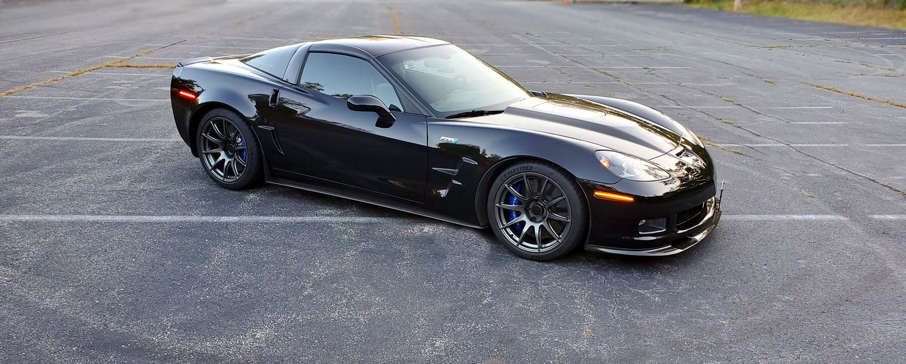 Black Chevrolet C6 Corvette ZR-1 with 19" SM-10 Apex wheels in Anthracite
