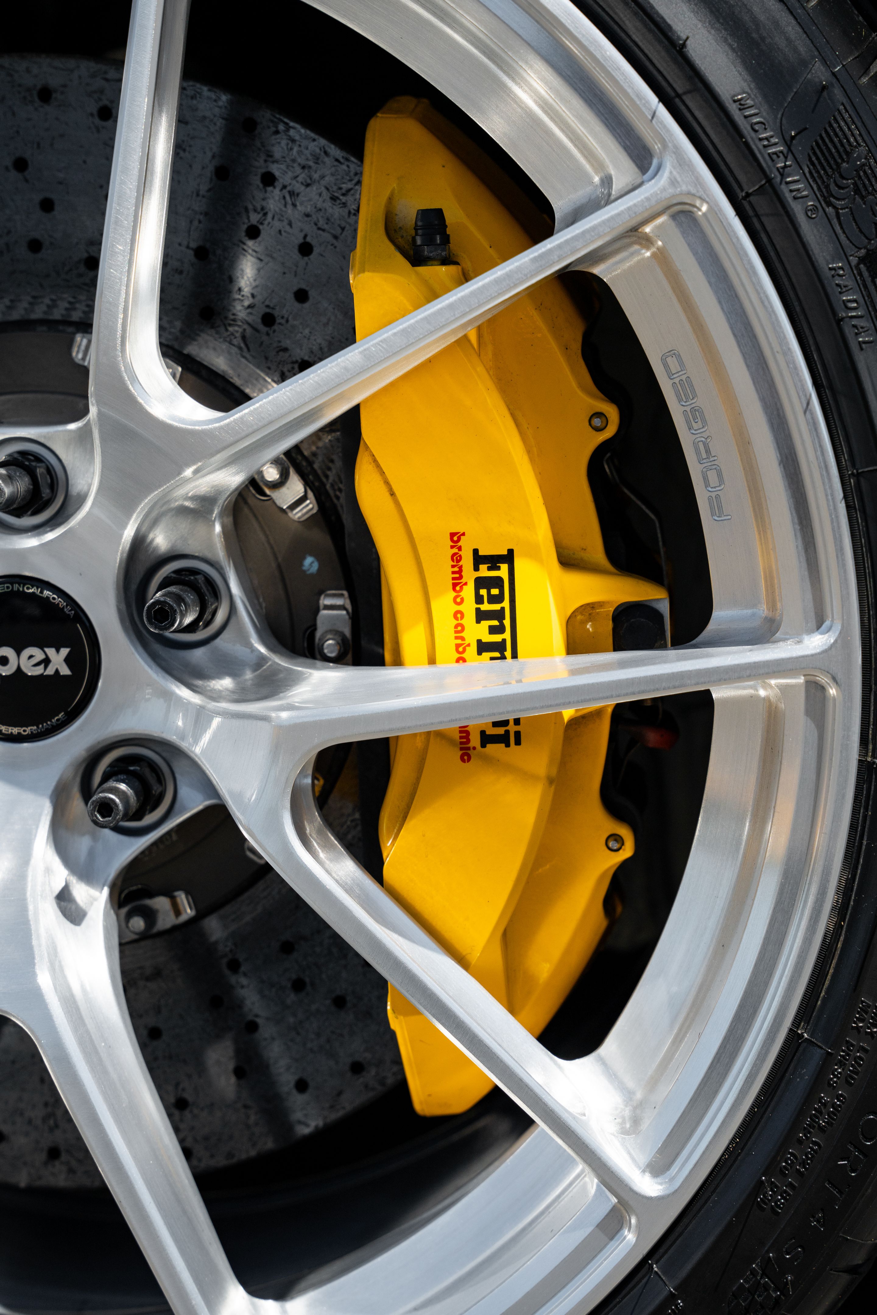 White Ferrari 458 Italia with 20" VS-5RS Apex wheels in Brushed Clear