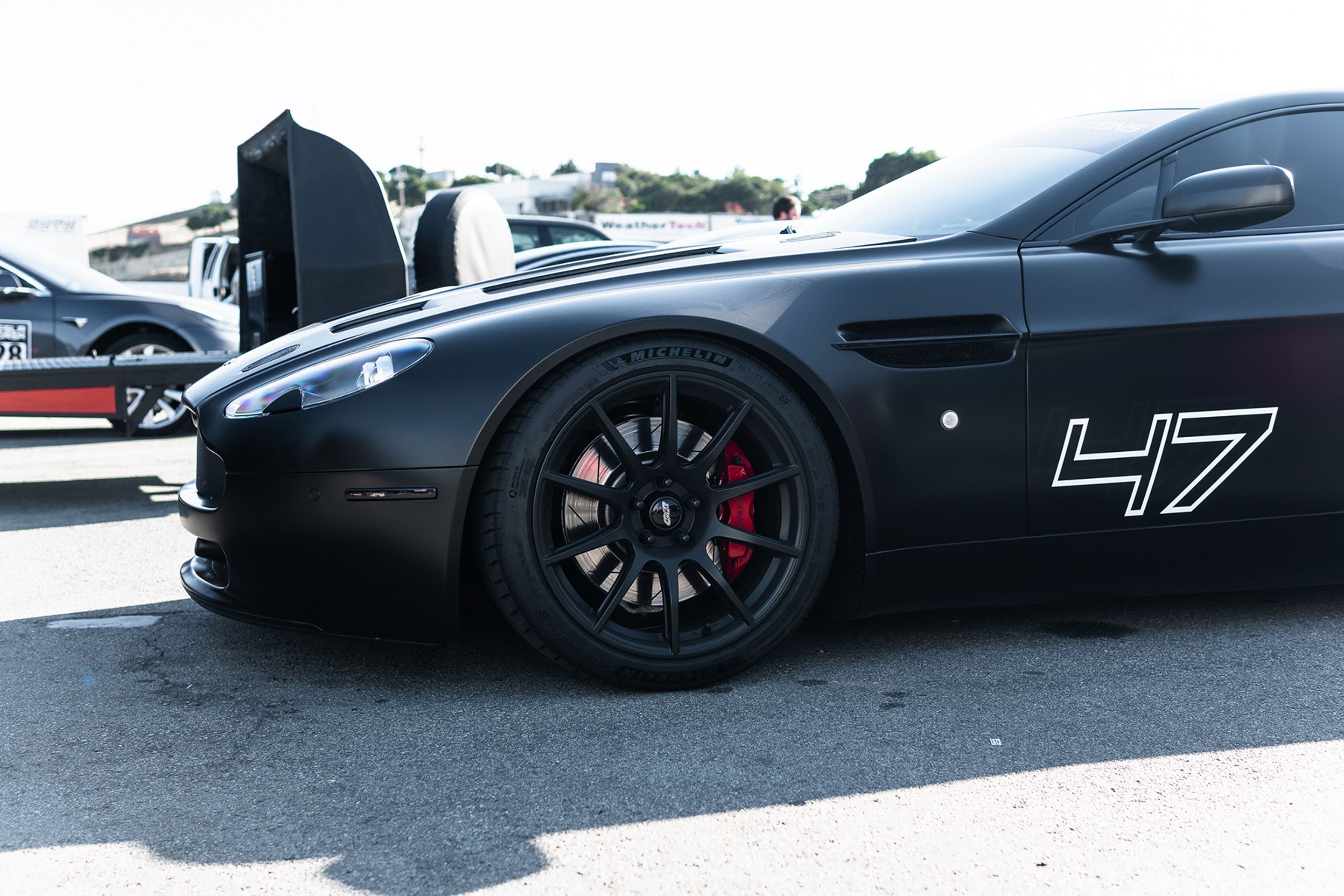White Porsche 911 996 GT2 with 20" FL-5 Apex wheels in Brushed Clear