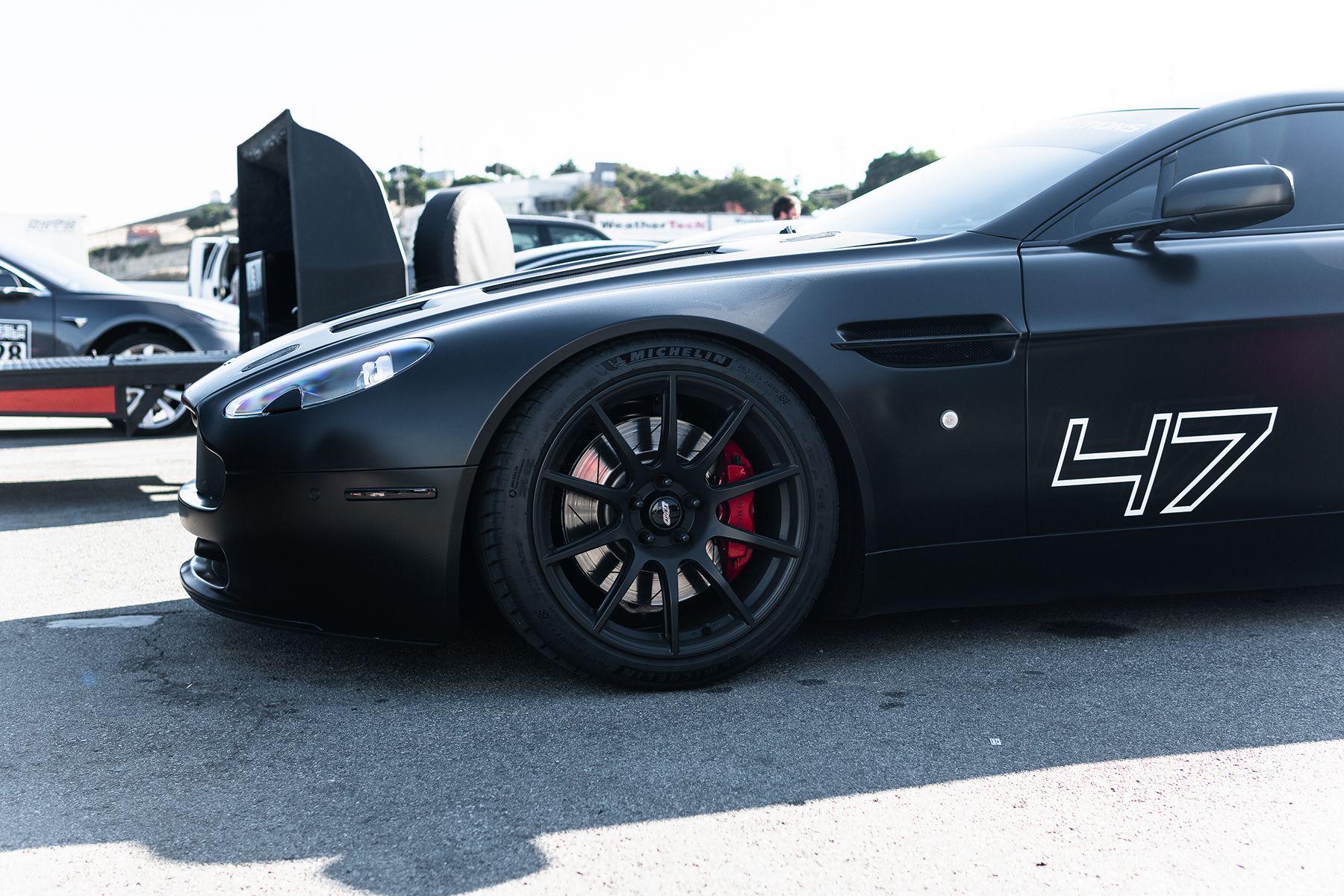 White Porsche 911 996 GT2 with 20" FL-5 Apex wheels in Brushed Clear