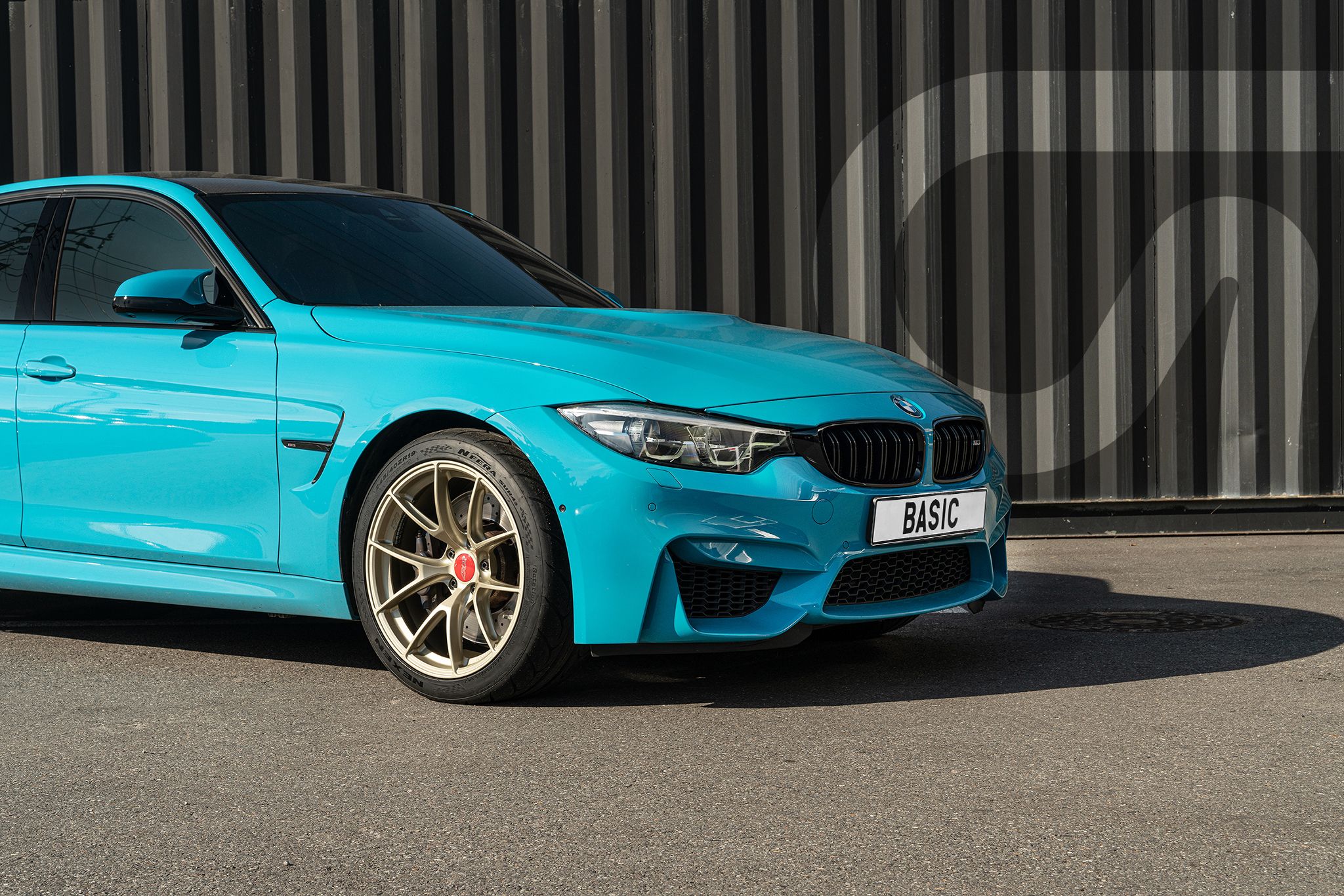 Blue BMW F80 M3 with 19" VS-5RS Apex wheels in Motorsport Gold