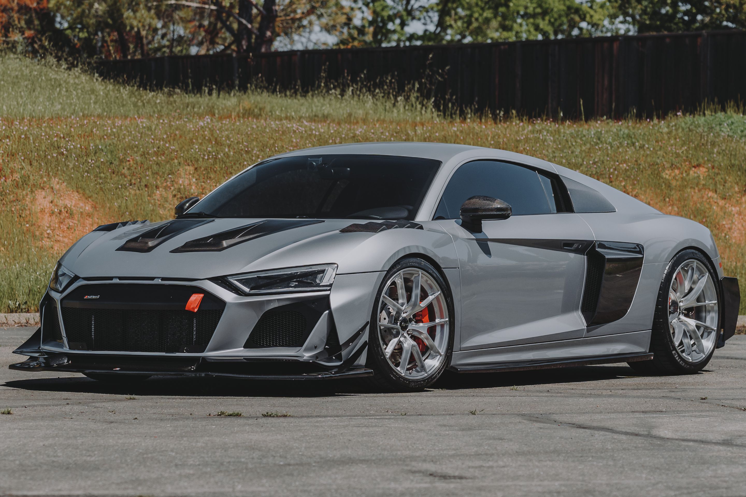 Silver Audi Gen 2 R8 with 19"/20" VS-5RS Apex wheels in Brushed Clear