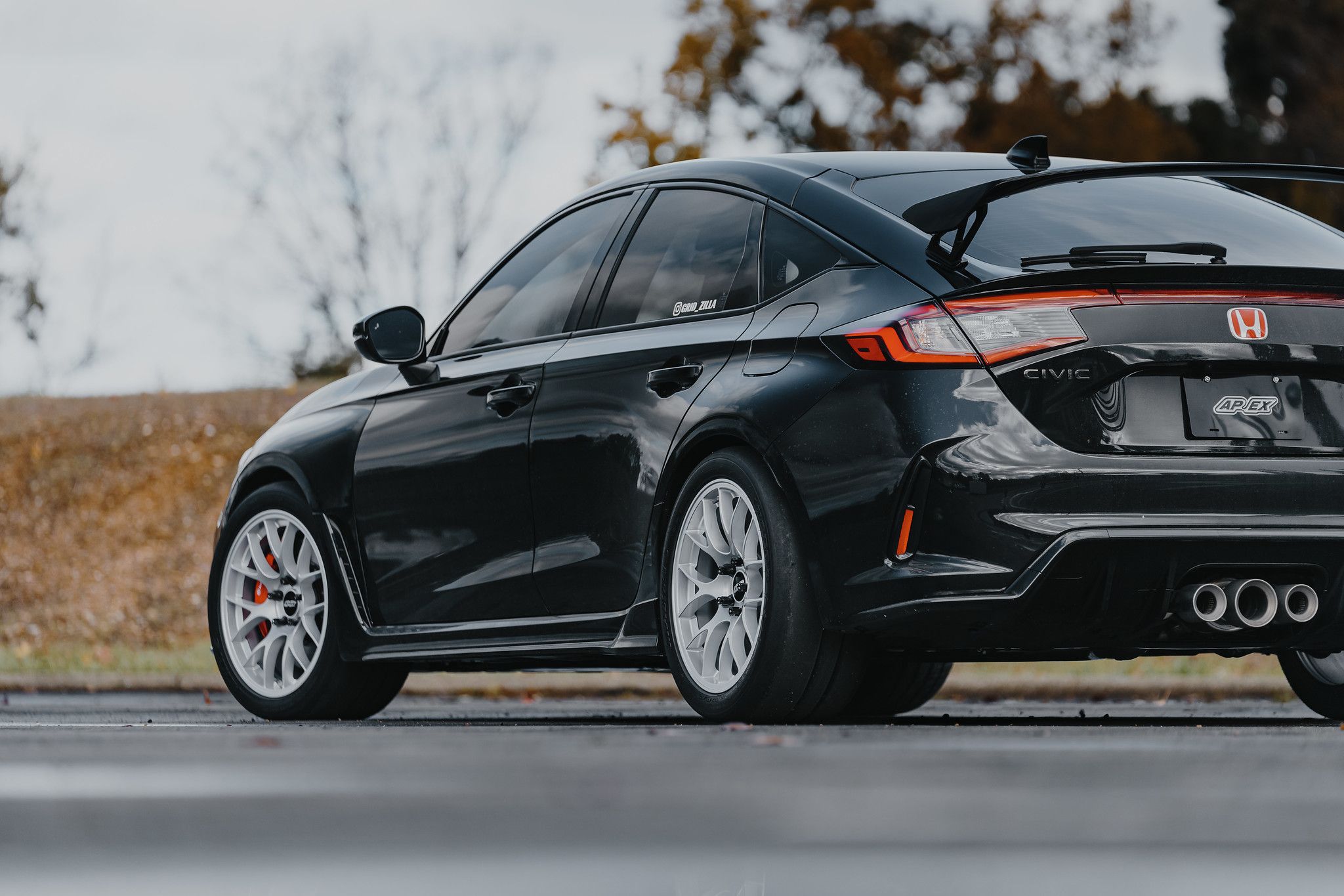 Black Honda FL5 Civic Type-R with 18" EC-7 Apex wheels in Race Silver