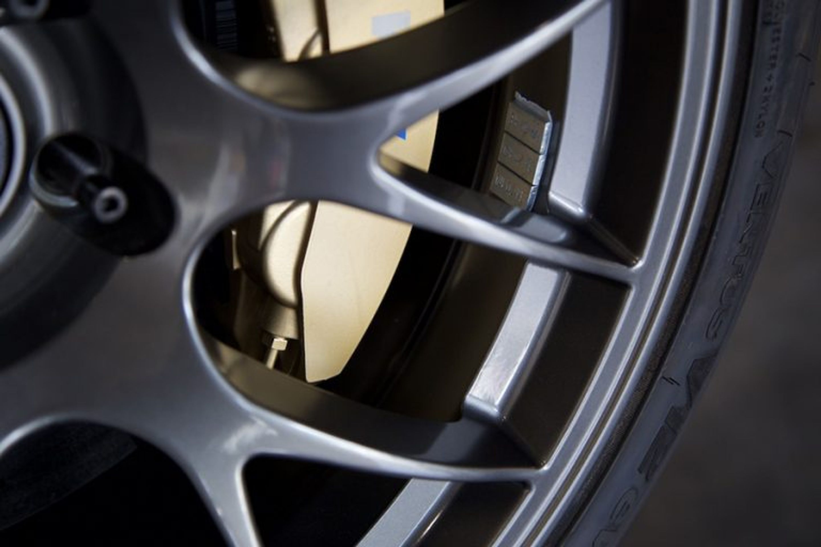 White BMW F82 Coupe M4 with 19" EC-7 Apex wheels in Anthracite