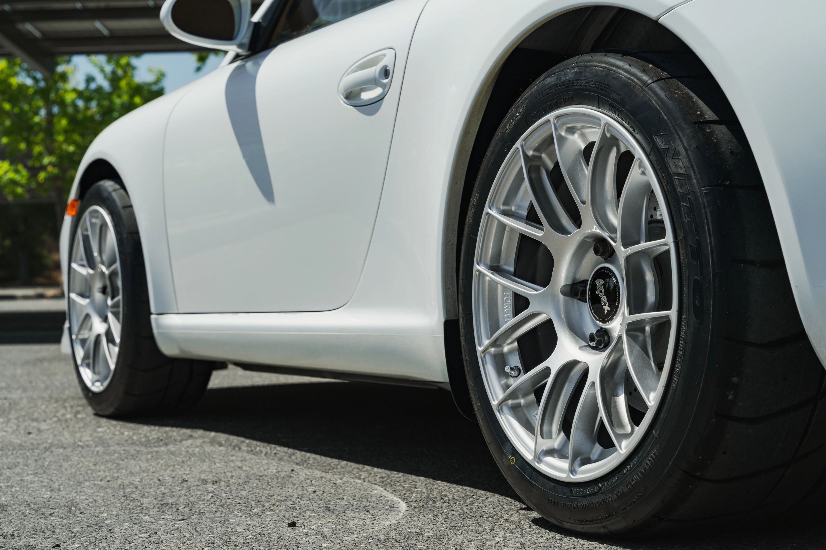 White Porsche 911 997 Carrera with 18" EC-7RS Apex wheels in Race Silver