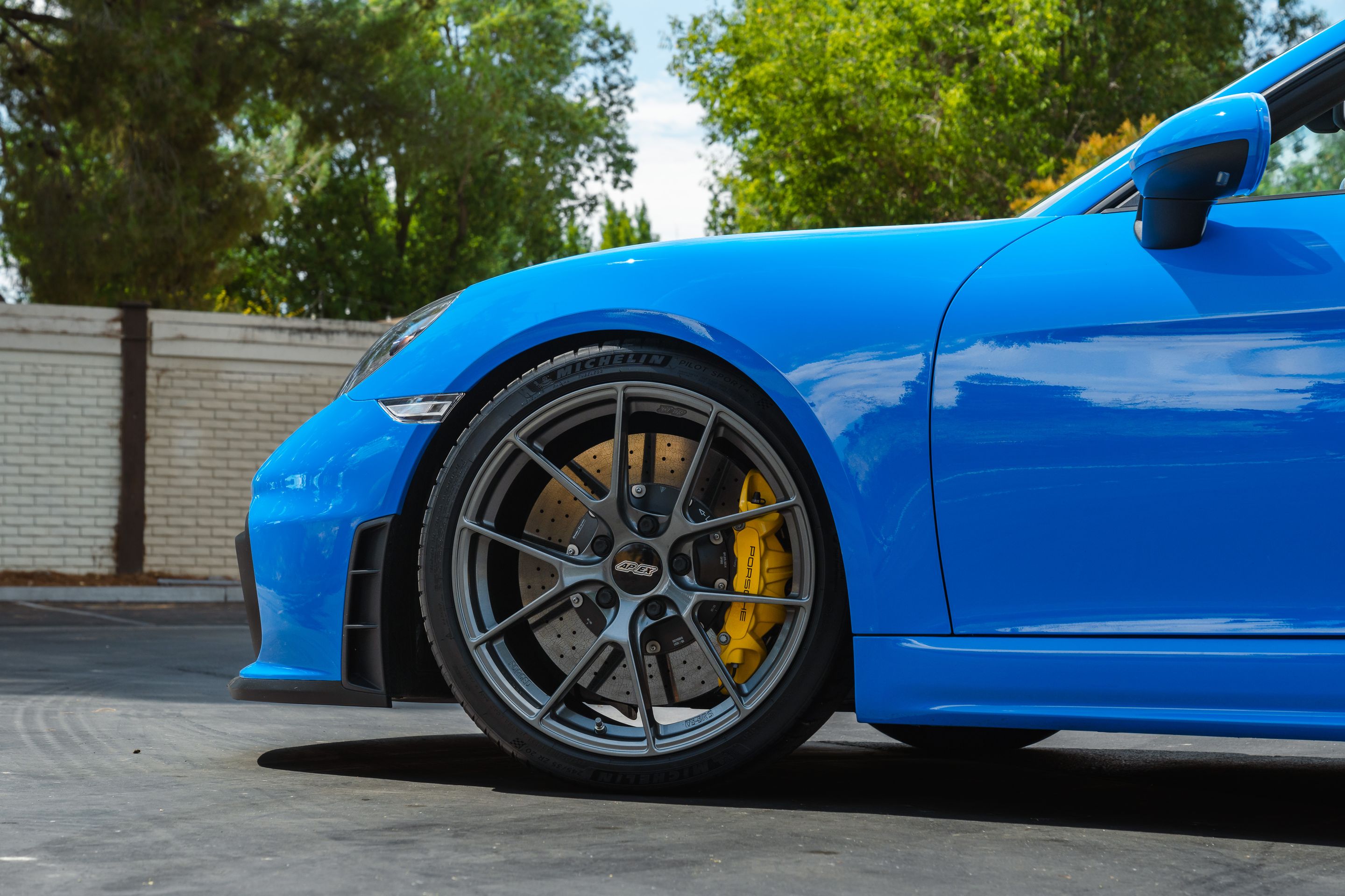 Blue Porsche 718 Spyder with 20" VS-5RS Apex wheels in Anthracite