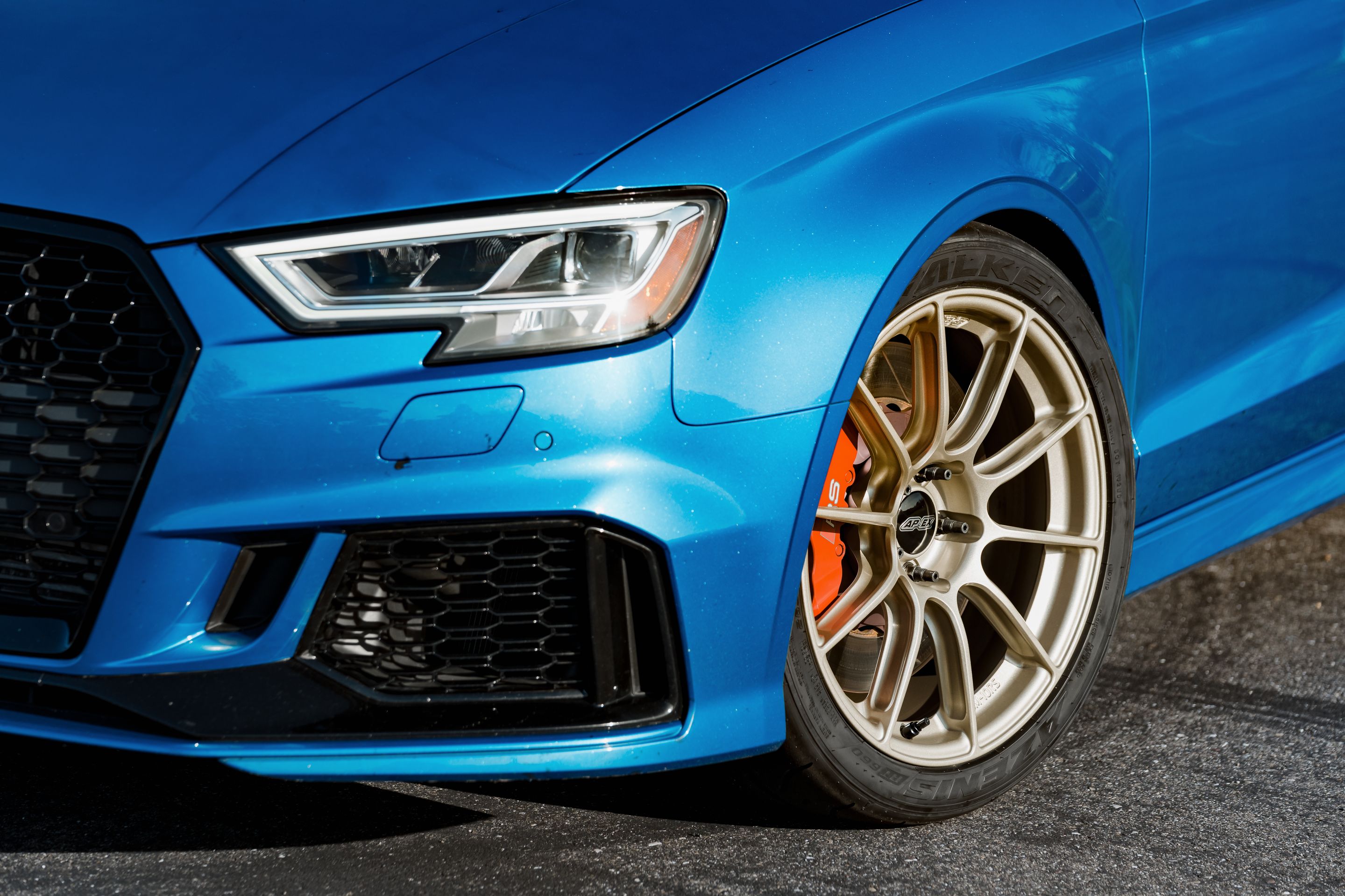Blue Audi 8V RS 3 with 18" SM-10RS Apex wheels in Motorsport Gold