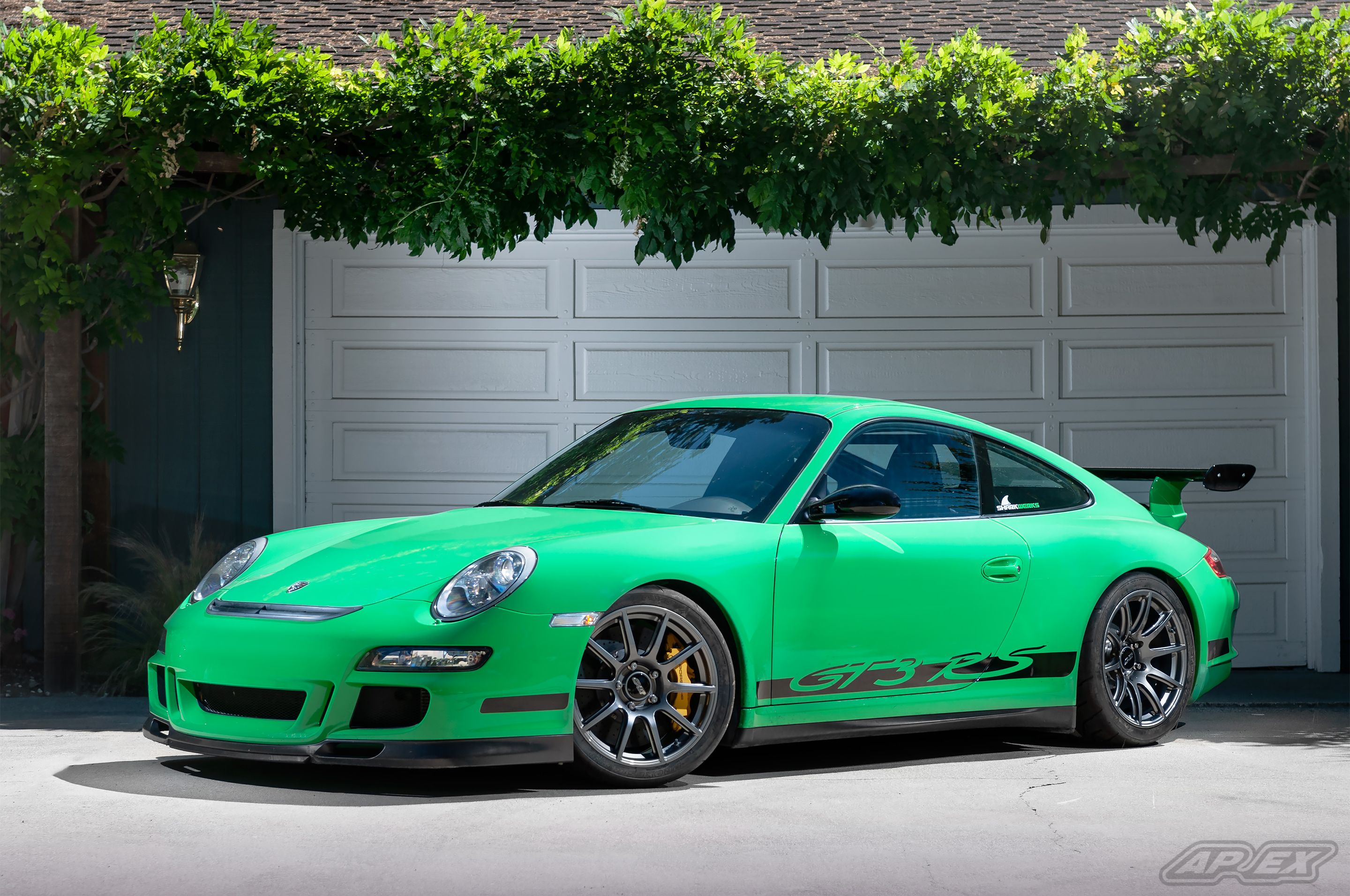 Green Porsche 911 997 GT3 RS with 18" SM-10 Apex wheels in Anthracite