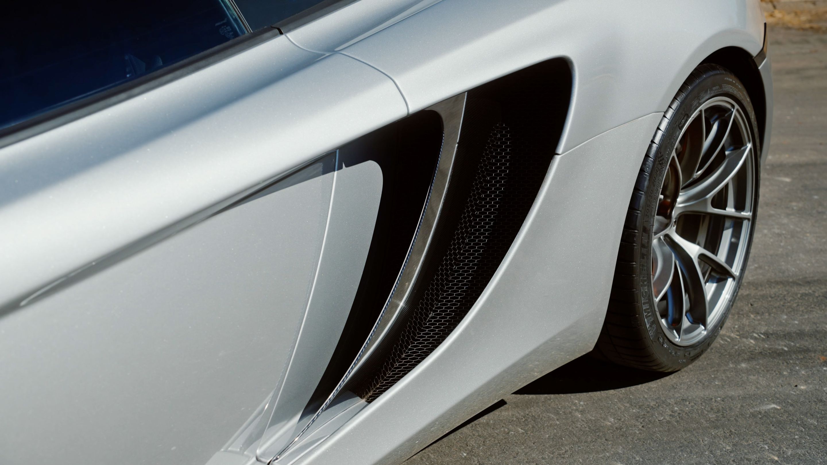 Silver McLaren MP4-12C with 19"/20" VS-5RS Apex wheels in Anthracite