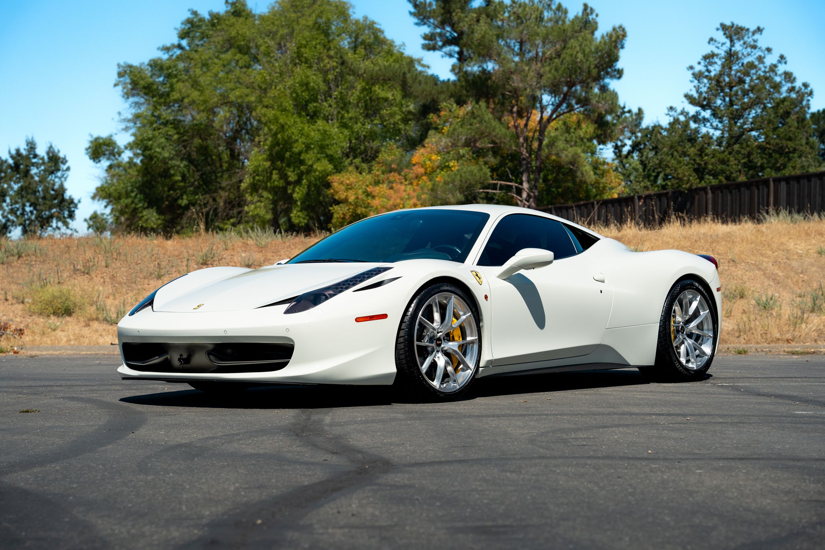 White Ferrari 458 Italia with 20" VS-5RS Apex wheels in Brushed Clear