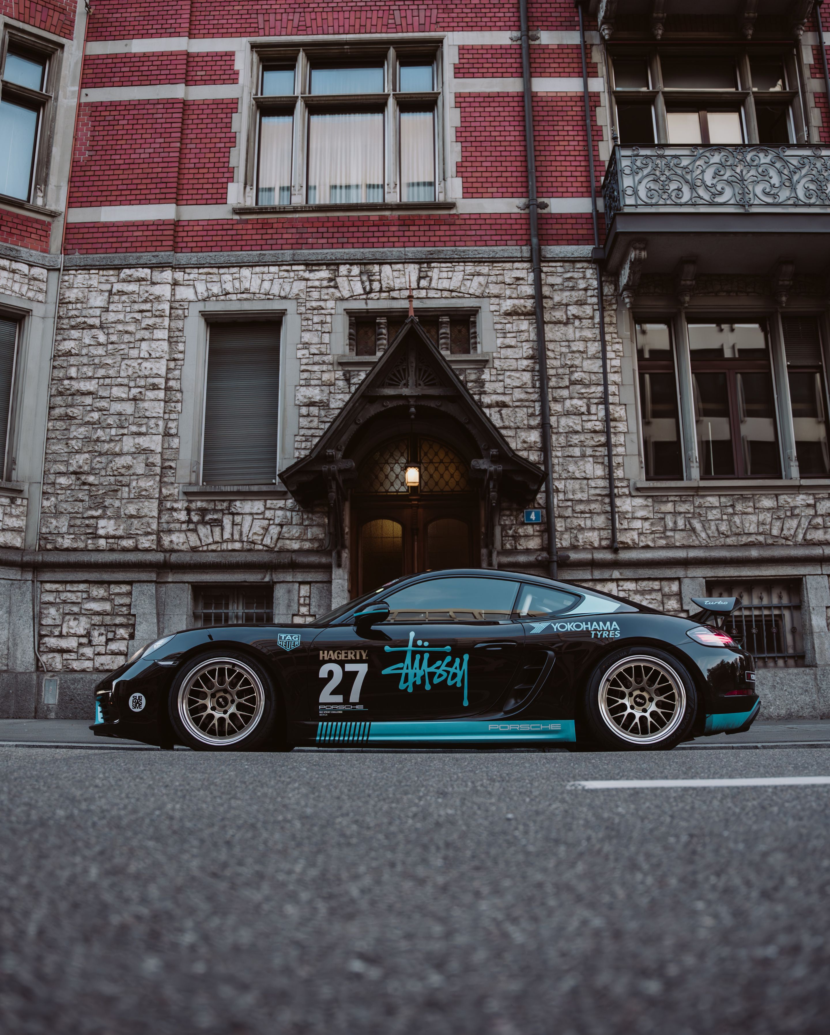 Black Porsche 718 Cayman Base with 19" ML-10RT Apex wheels in Machined Lip Gloss Motorsport Gold