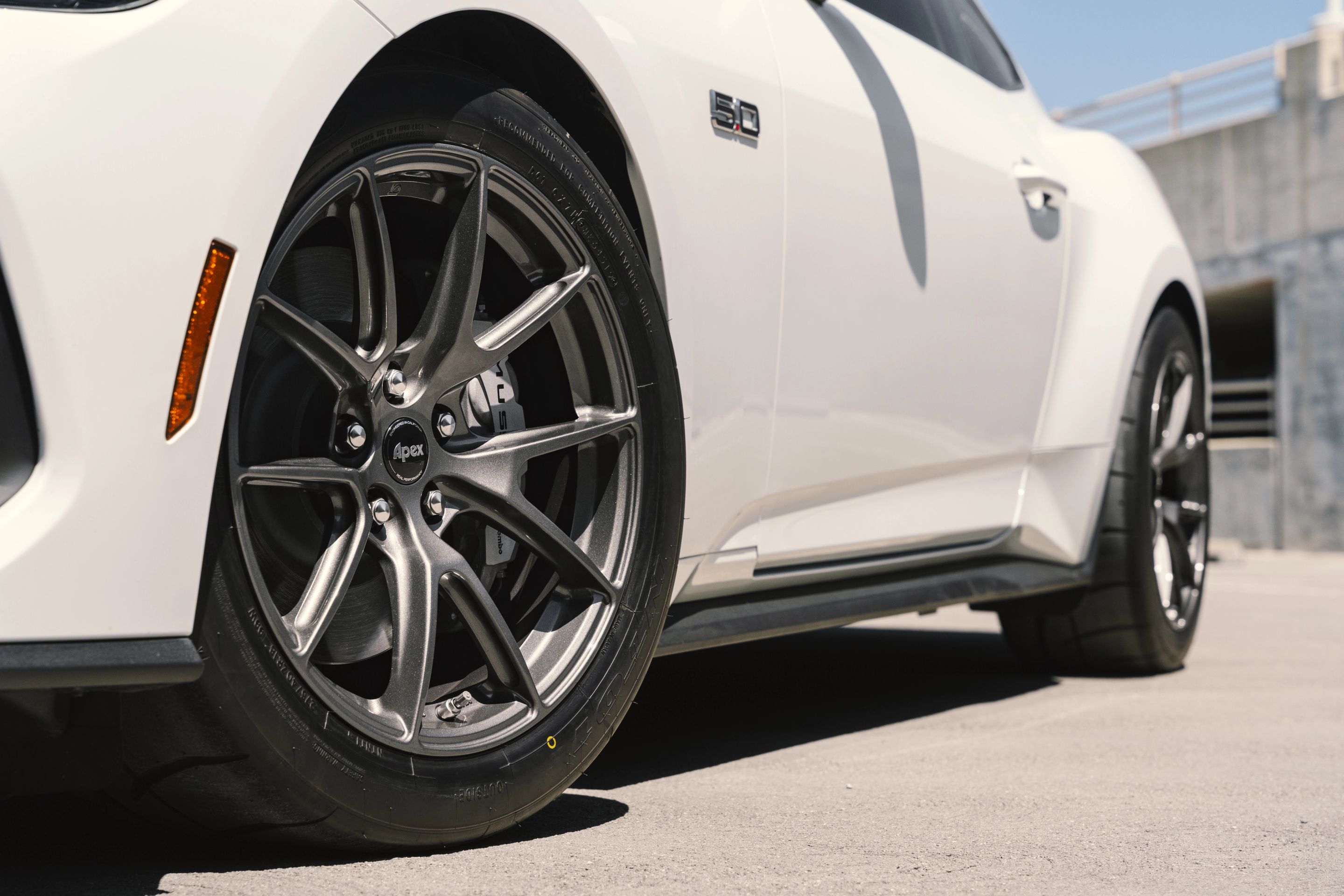 White Ford S650 Mustang GT with 18" VS-5 Apex wheels in Anthracite