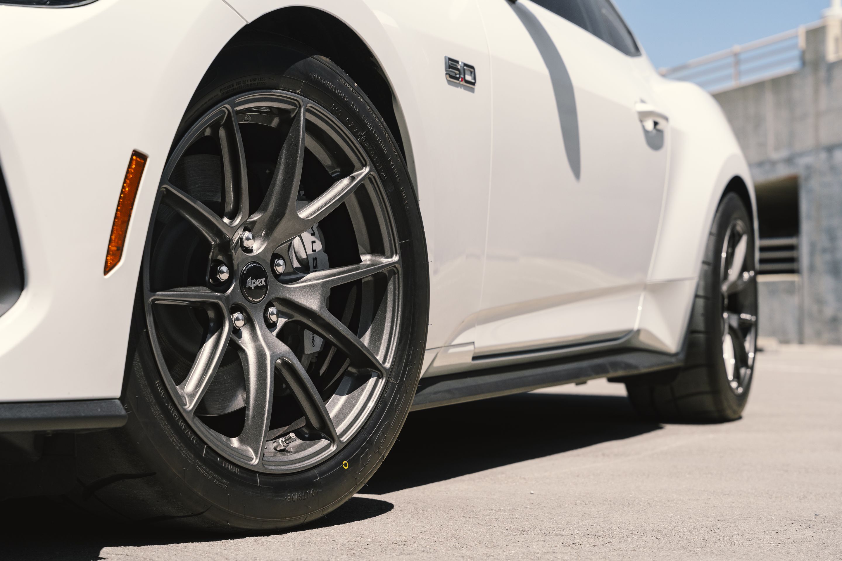 White Ford S650 Mustang GT with 18" VS-5 Apex wheels in Anthracite