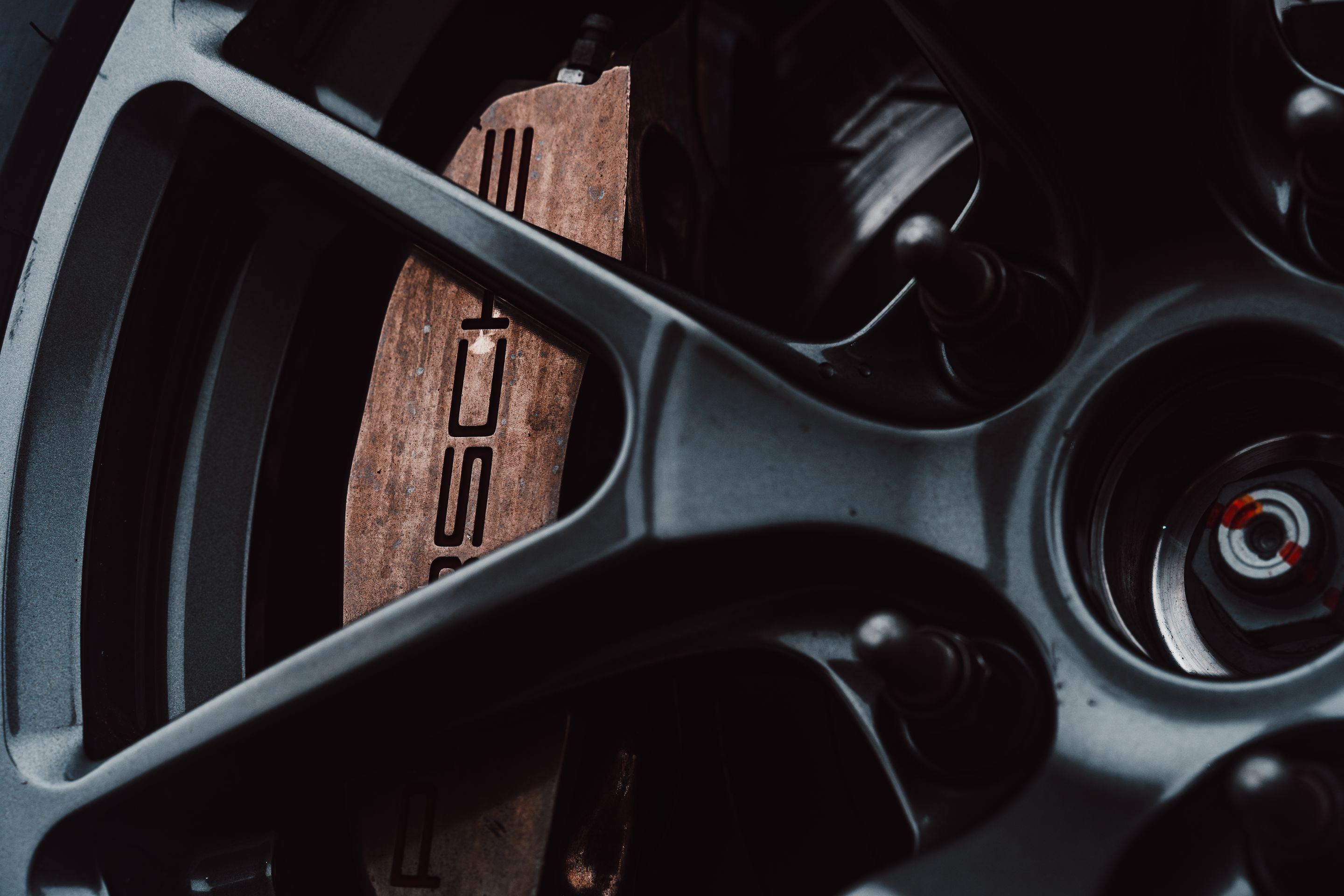 Black Porsche 718 Cayman GT4 Clubsport with 18" VS-5RE Apex wheels in Anthracite