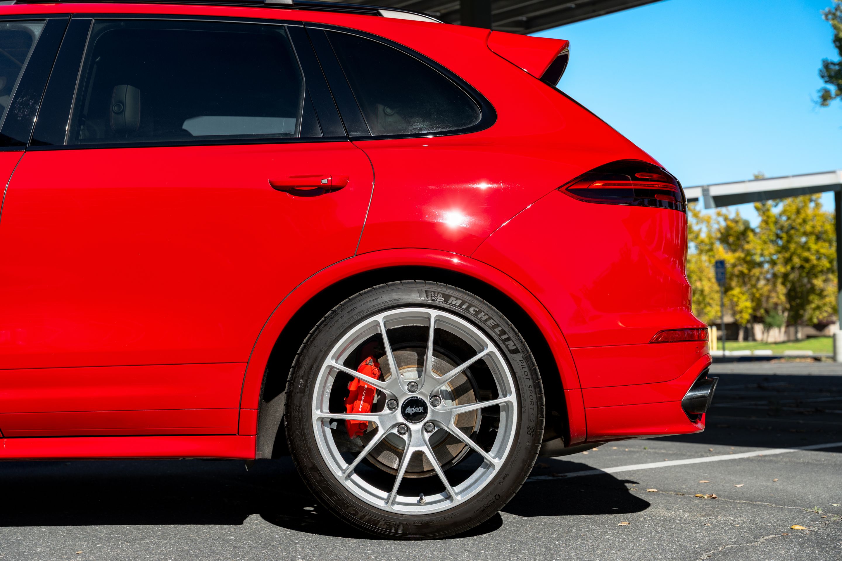 Red Porsche 958 Cayenne with 21" VS-5RX Apex wheels in Race Silver