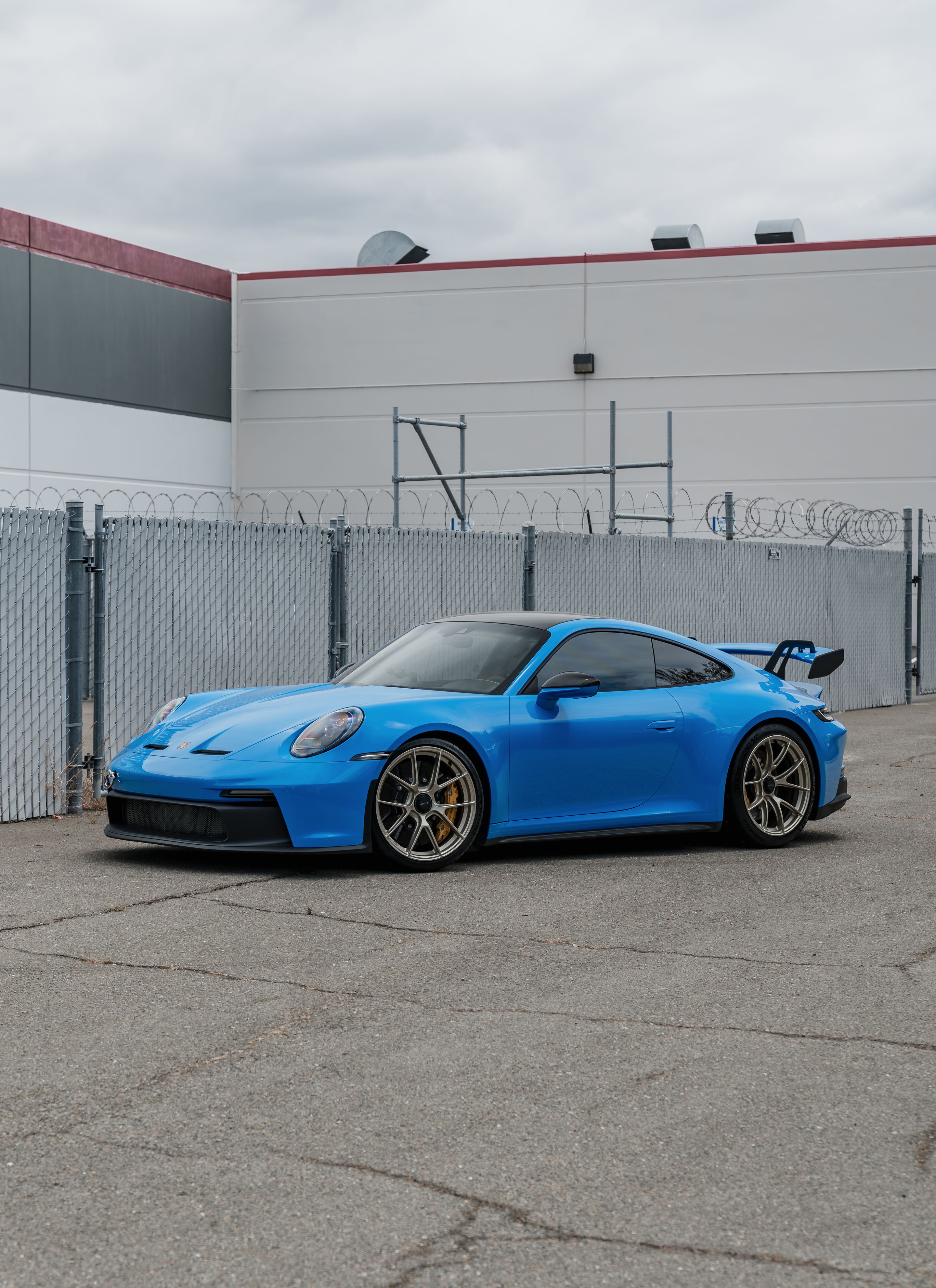 Blue Porsche 911 992.1 GT3 with 20" VS-5RS Apex wheels in Motorsport Gold