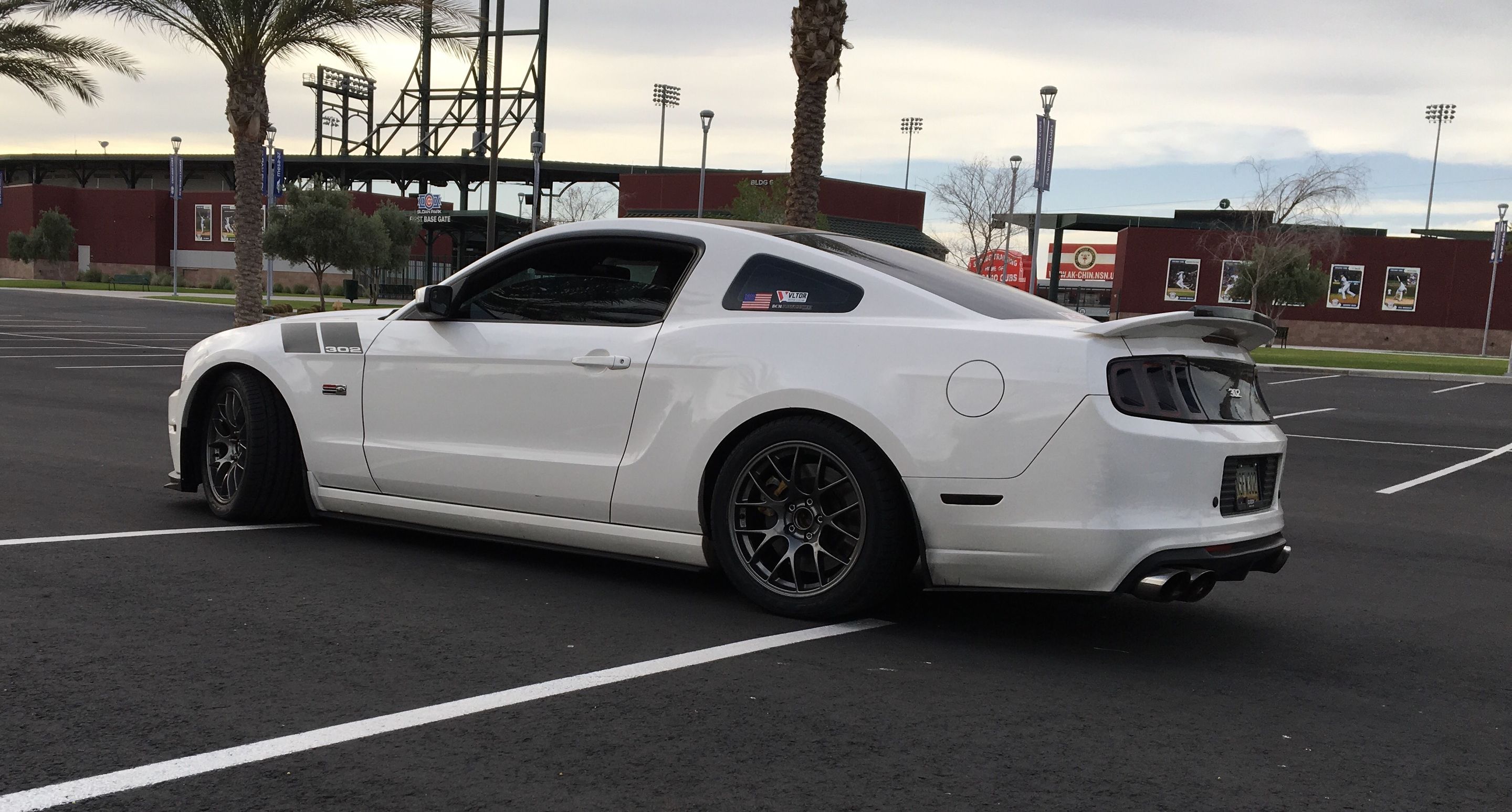 White Ford S197 Mustang GT with 18" EC-7 Apex wheels in Anthracite