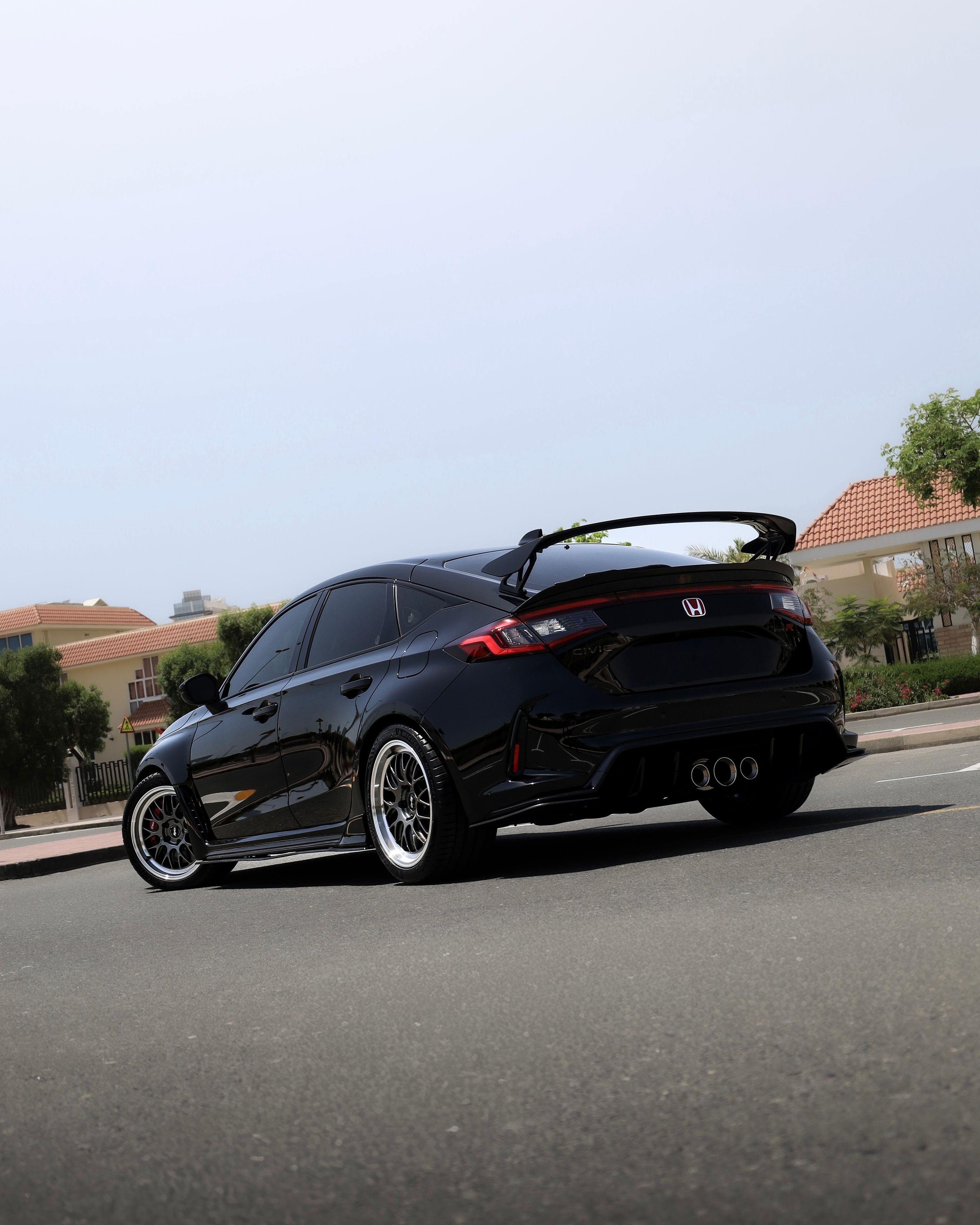 Black Honda FL5 Civic Type-R with 18" ML-10RT Apex wheels in Machined Lip Anthracite