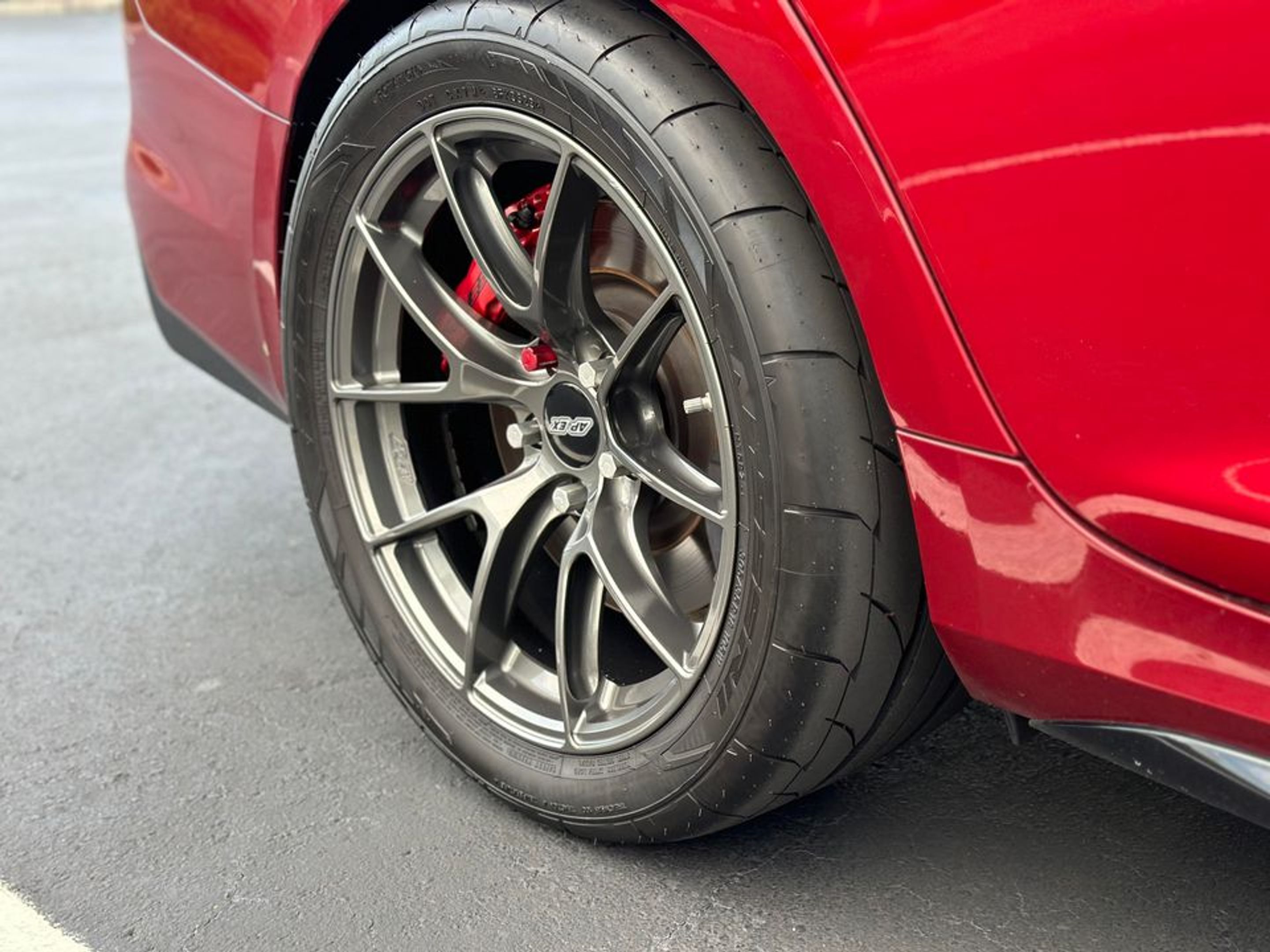 Red Cadillac CT4-V Blackwing with 18" VS-5RS Apex wheels in Anthracite