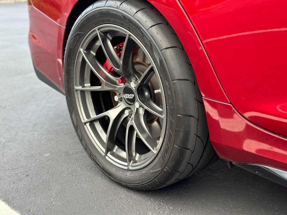 Red Cadillac CT4-V Blackwing with 18" VS-5RS Apex wheels in Anthracite