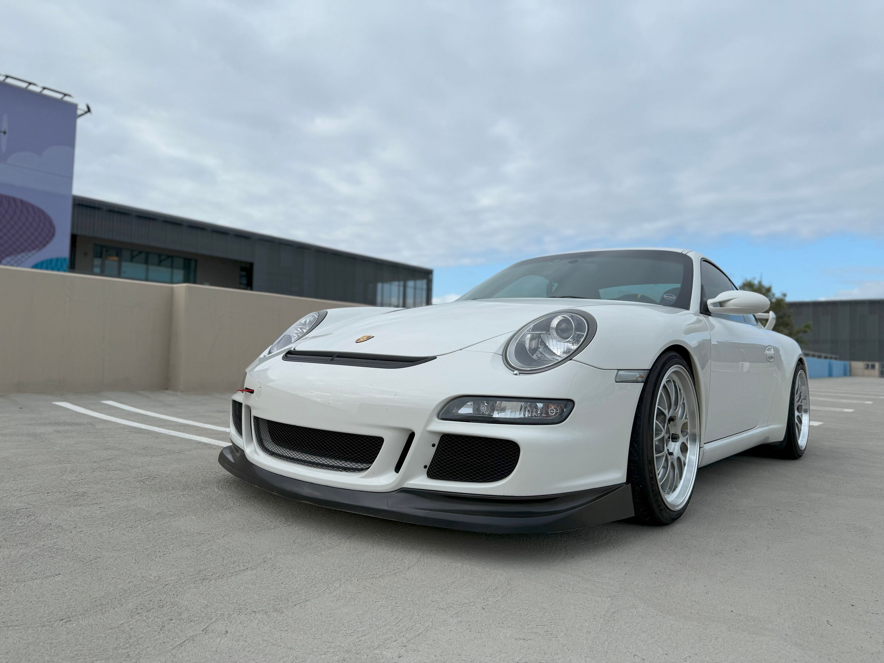 White Porsche 911 997 GT3 with 19" ML-10RT Apex wheels in Machined Lip Brushed Clear