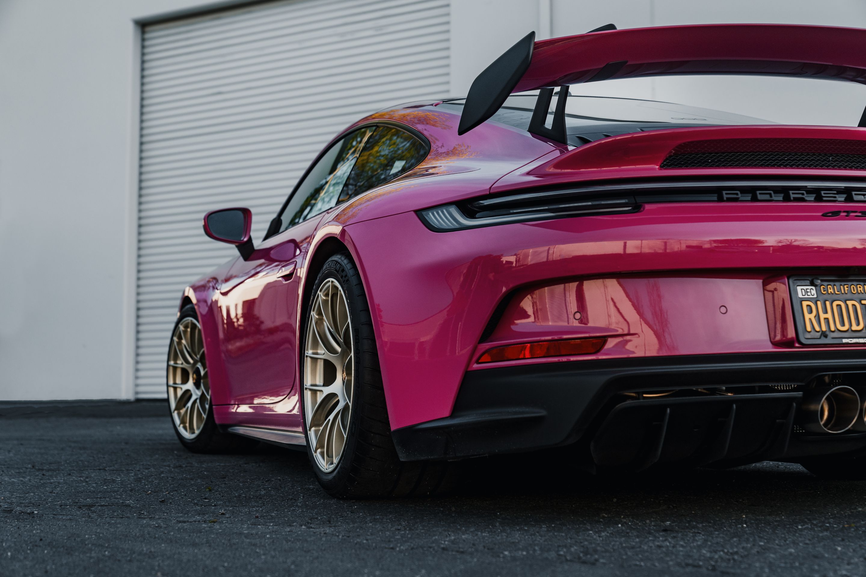 Pink Porsche 911 992.1 GT3 with 19" EC-7RS Apex wheels in Motorsport Gold