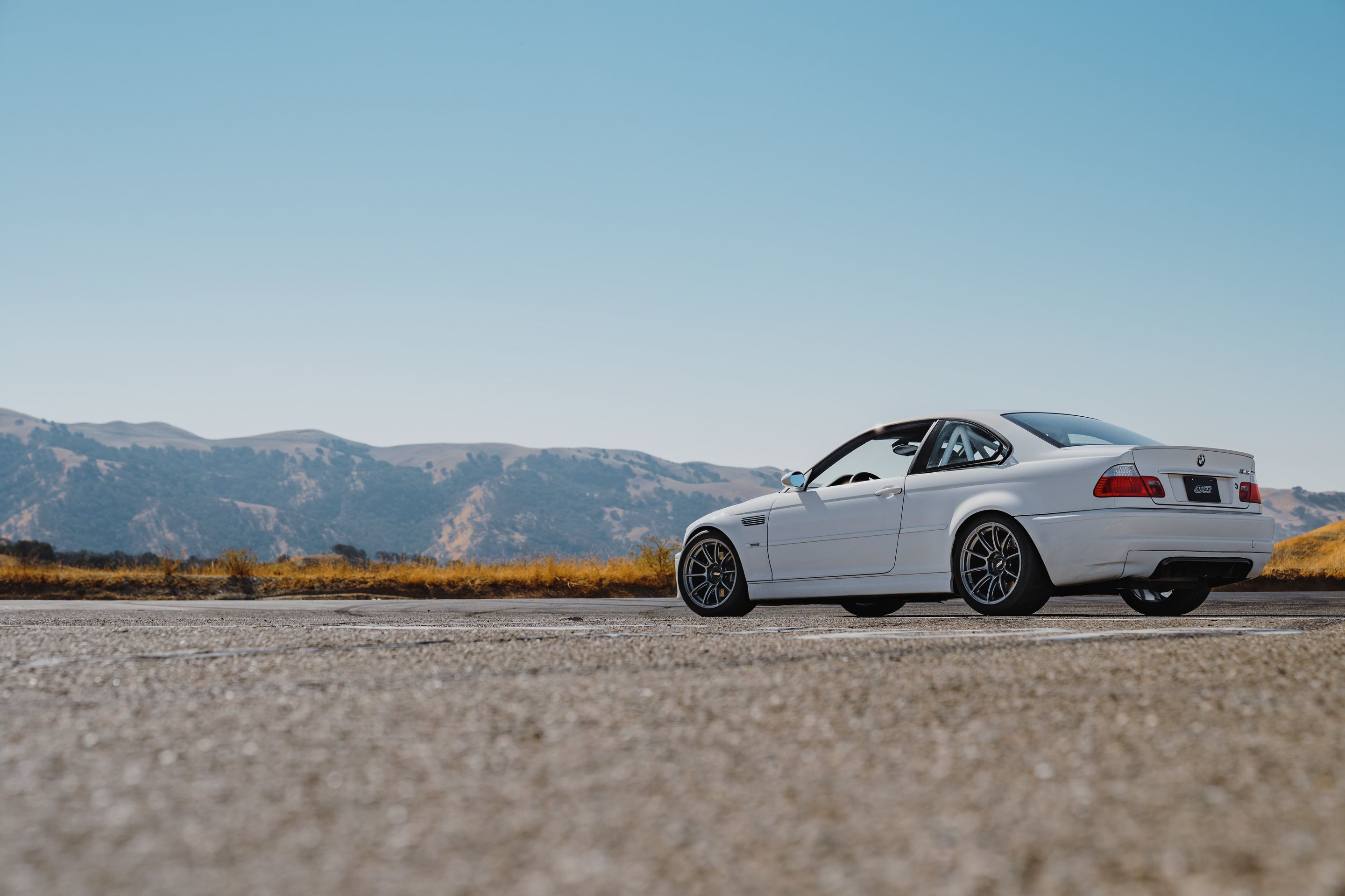 White BMW E46 M3 with 18" SM-10RS Apex wheels in Anthracite