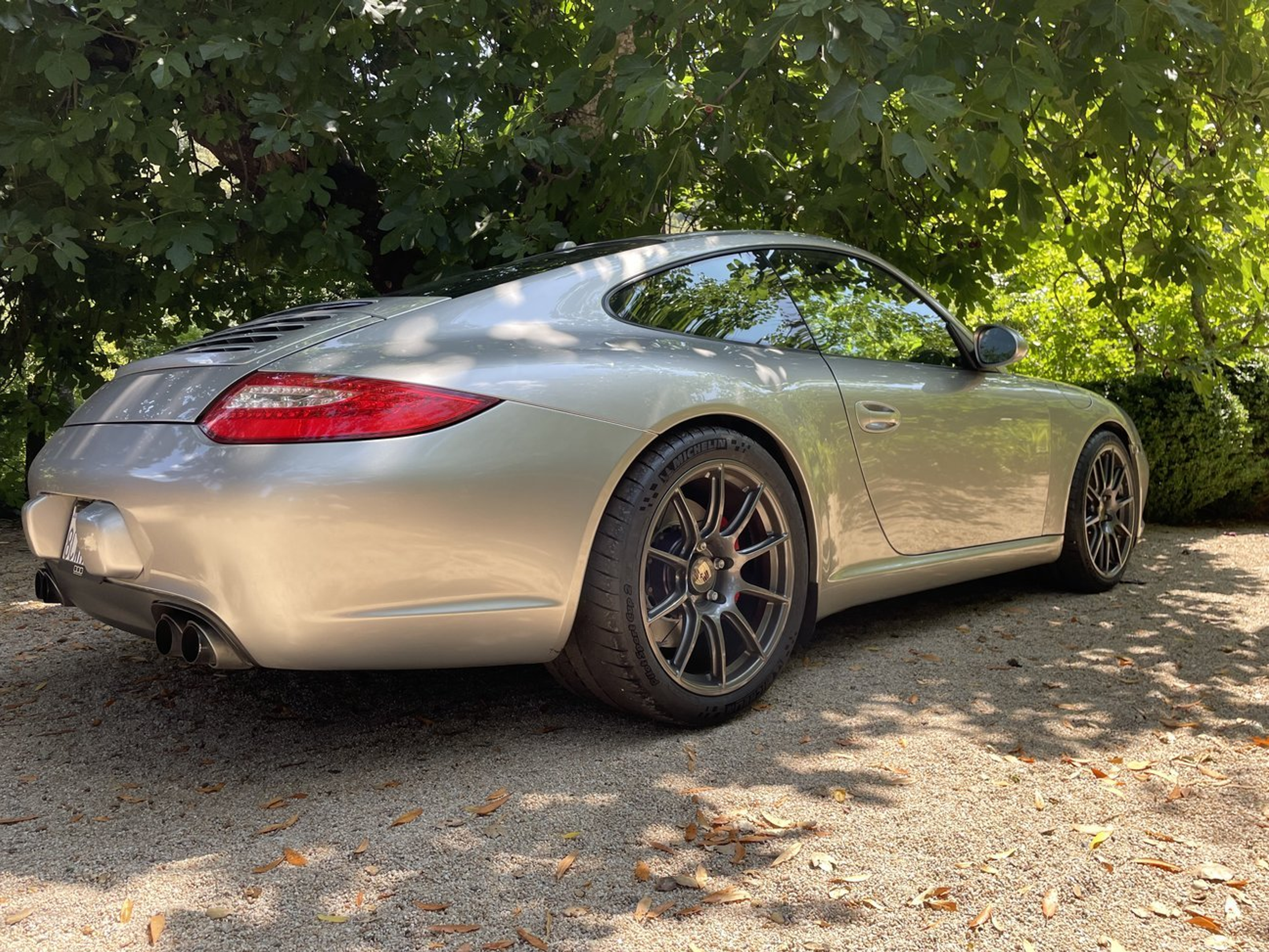 Silver Porsche 911 997 Carrera S with 19" SM-10 Apex wheels in Anthracite