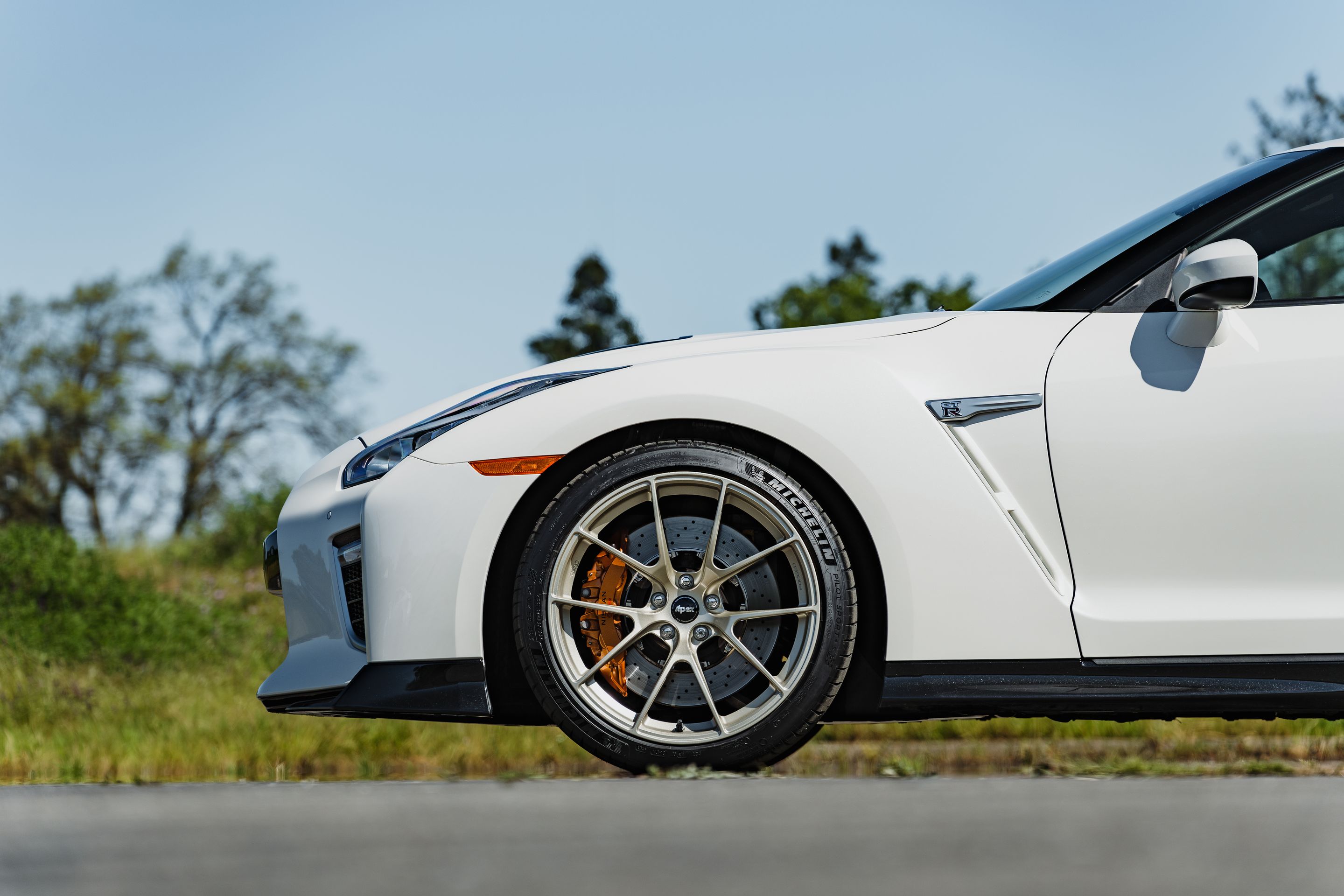 White Nissan R35 GT-R Base with 20" VS-5RS Apex wheels in Motorsport Gold