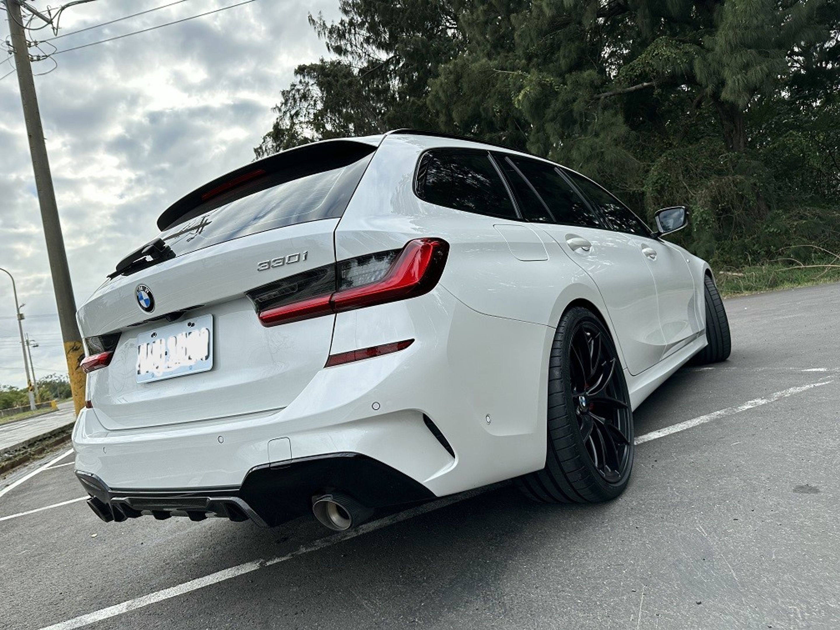 White BMW G21 Wagon 3 Series with 20" VS-5RS Apex wheels in Satin Black