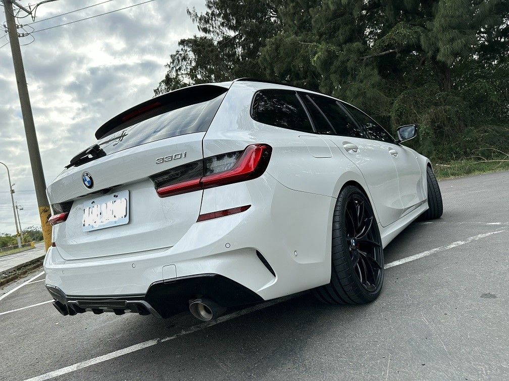 White BMW G21 Wagon 3 Series with 20" VS-5RS Apex wheels in Satin Black