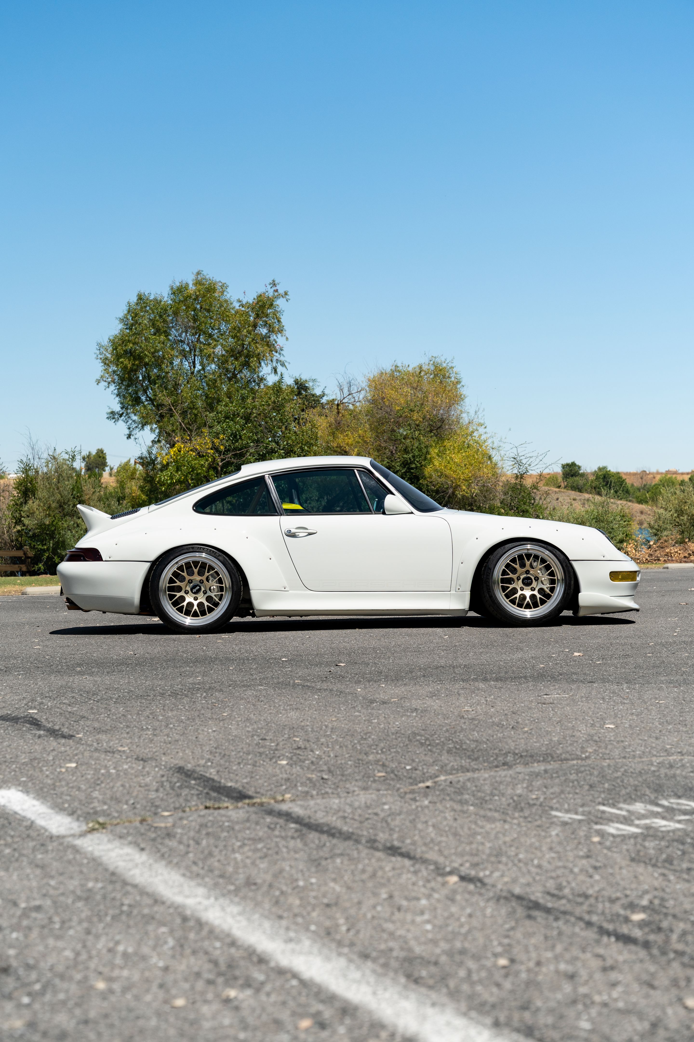 White Porsche 911 993 Carrera with 18" ML-10RT Apex wheels in Machined Lip Gloss Motorsport Gold