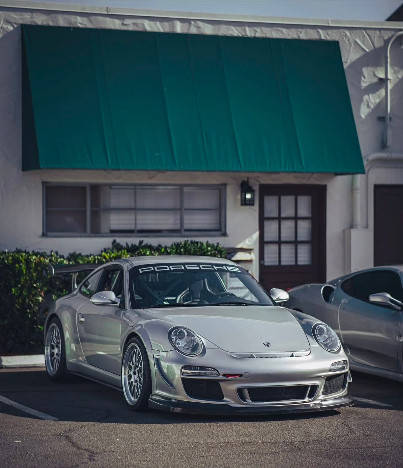 Silver Porsche 911 997 GT3 with 19" ML-10RT Apex wheels in Machined Lip Race Silver