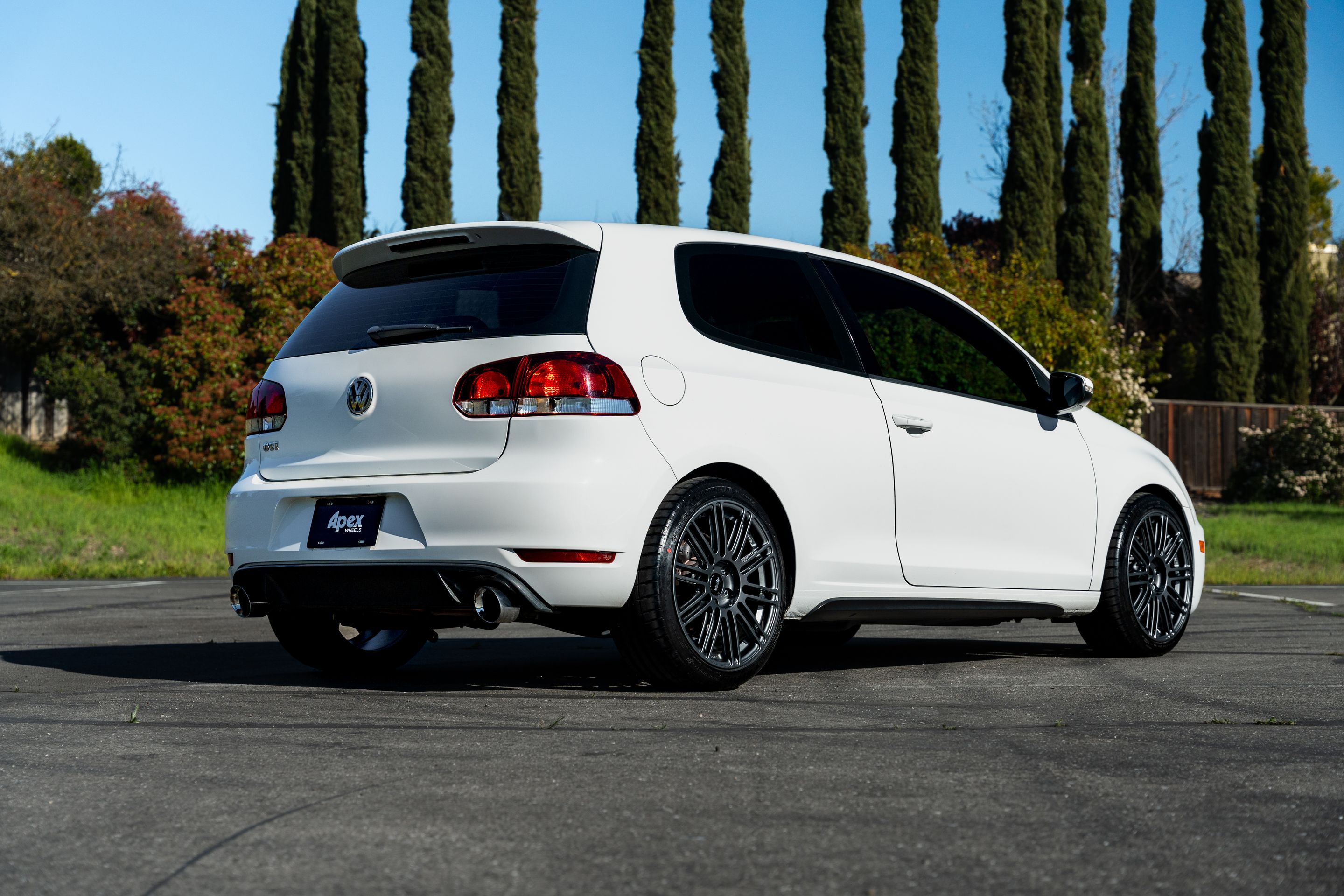 White VW MK6 GTI with 18" TC-10RT Apex wheels in Anthracite