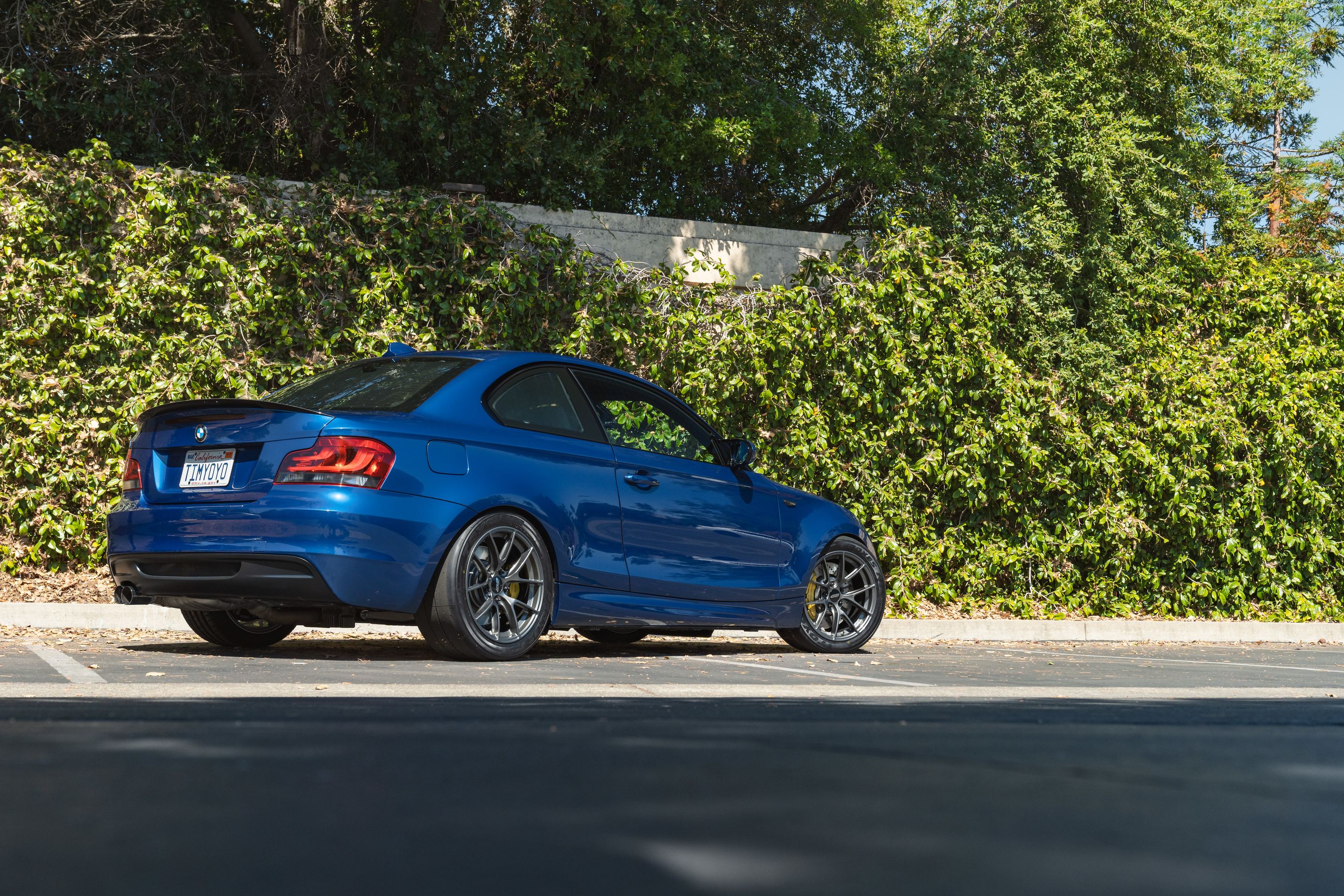 Blue BMW E82 Coupe 1 Series with 17" VS-5RS Apex wheels in Anthracite