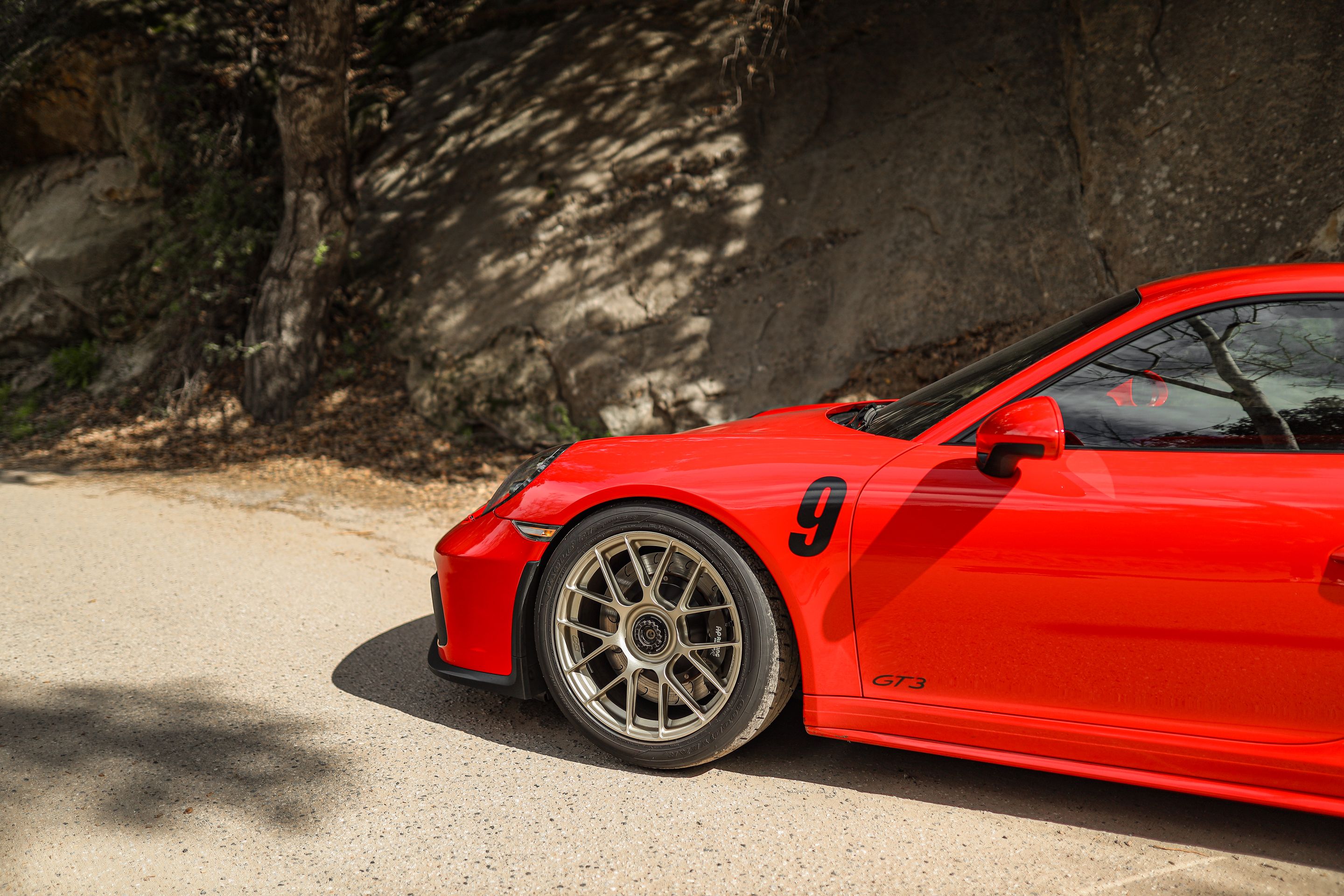 Red Porsche 911 991.2 GT3 with 19" EC-7RS Apex wheels in Motorsport Gold